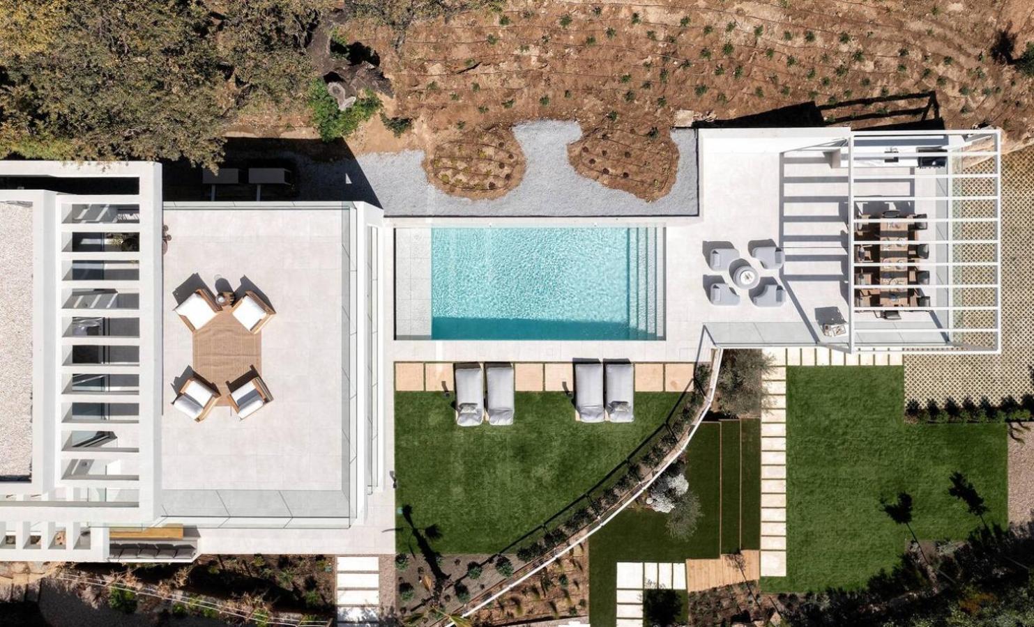 Luxury New Alma- 5bdr, Pool, Garden, Parkin