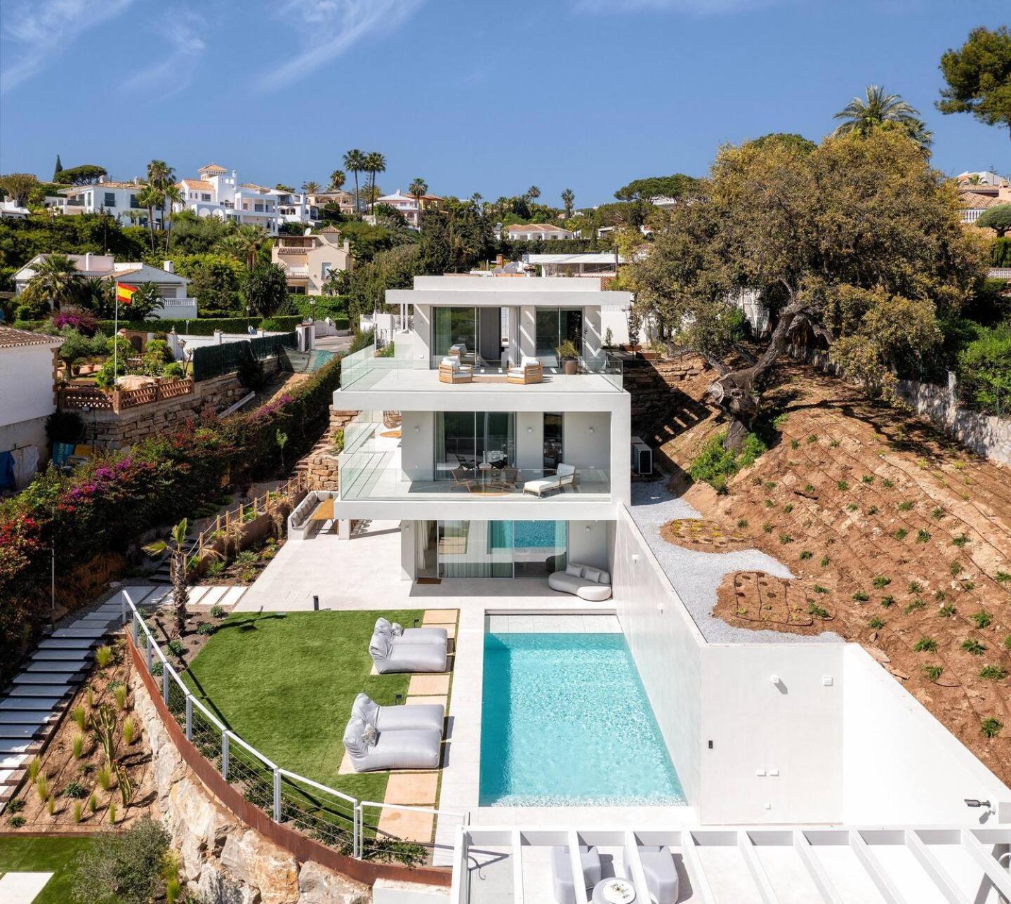 Luxury New Alma- 5bdr, Pool, Garden, Parkin Villa
