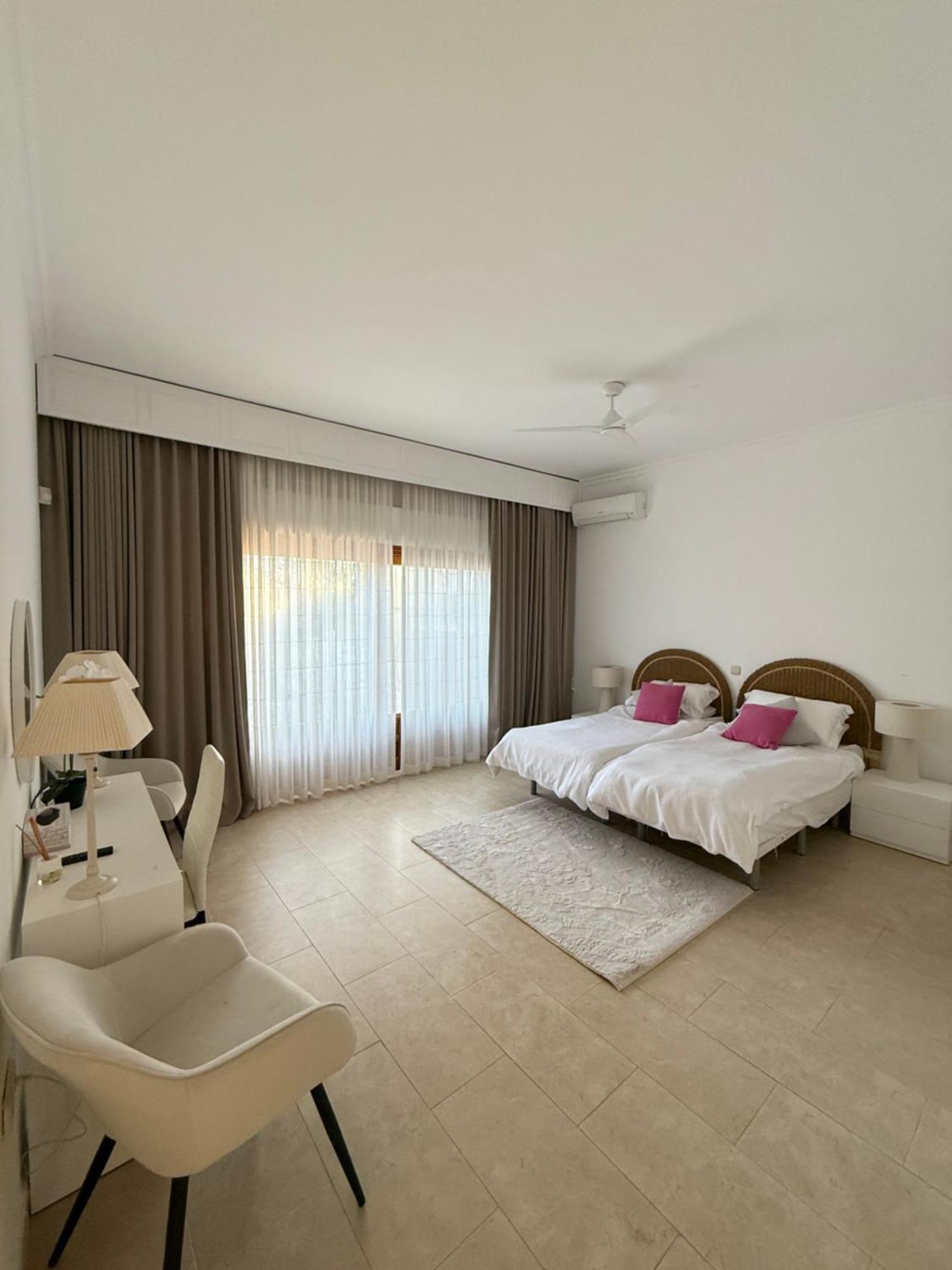 Villa Casa La Concha - Luxury 6 Bedroom In Marbella, Beautiful Mountain View, Heated Swimming Pool, 15min Walk To Puerto Banus Beaches, Sleeps Up To 12 Marbella