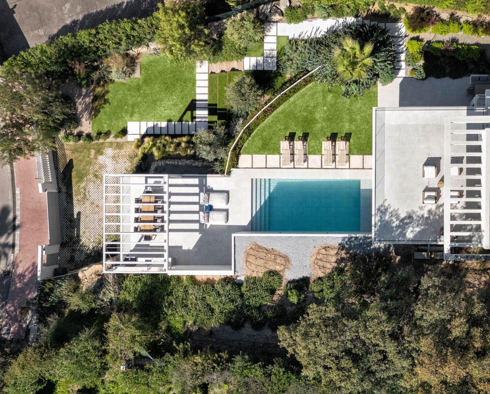 Luxury New Alma- 5bdr, Pool, Garden, Parkin Villa