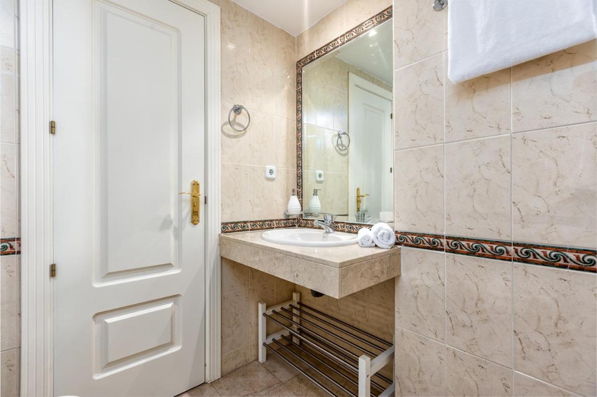 3 Bed Duplex By Puerto Banus, Marbella, 3 Pools, Sea Views Apartment *