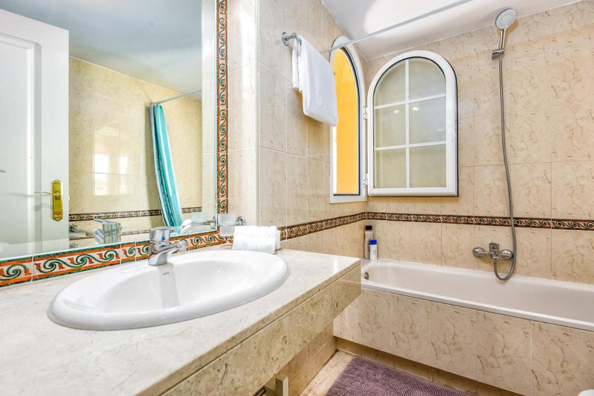 3 Bed Duplex By Puerto Banus, Marbella, 3 Pools, Sea Views Apartment *