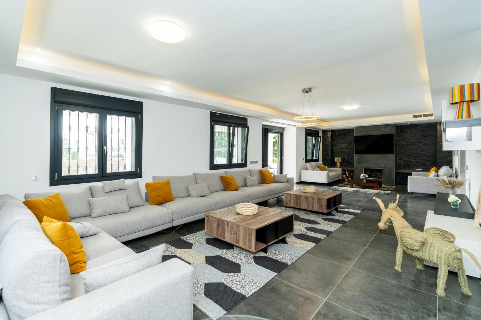 Newly Renovated 6 Bdrm Grand W Pool And Views Apartment *