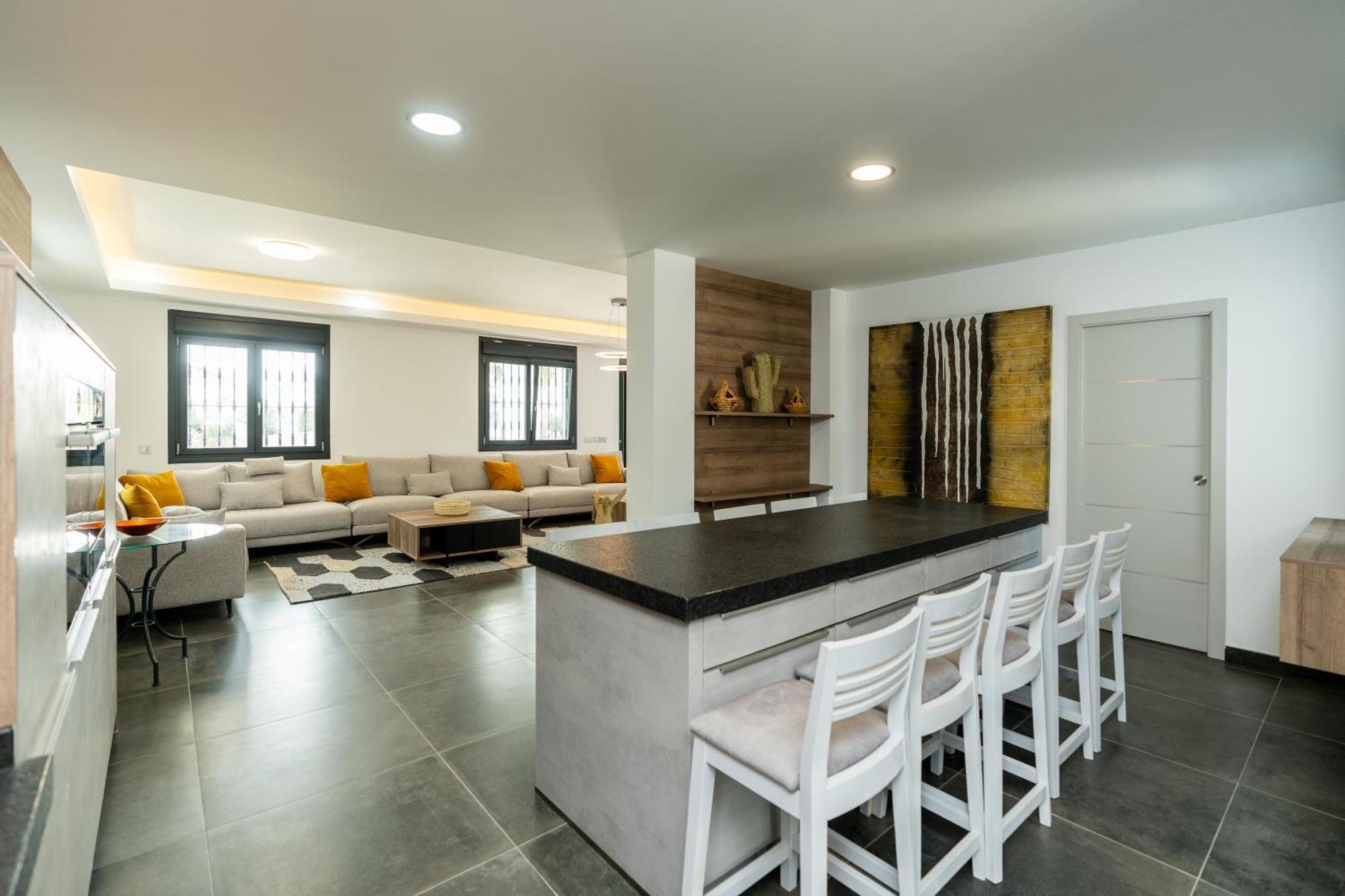 Newly Renovated 6 Bdrm Grand W Pool And Views Apartment *