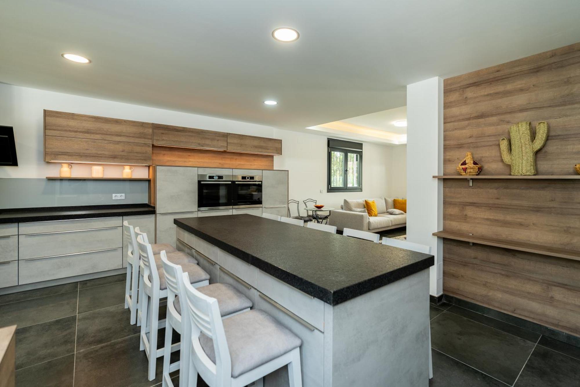 Newly Renovated 6 Bdrm Grand W Pool And Views *