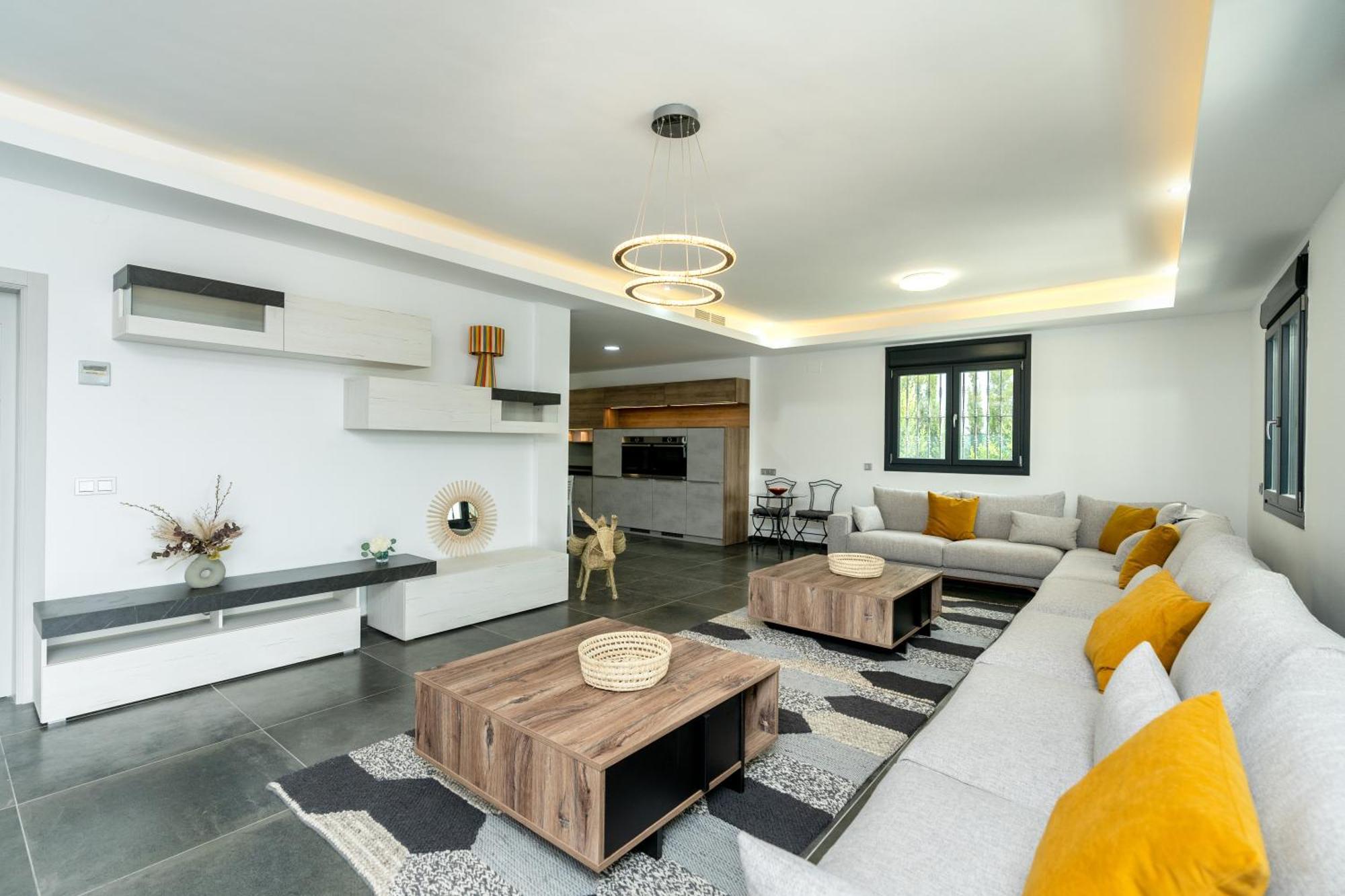Newly Renovated 6 Bdrm Grand W Pool And Views Apartment