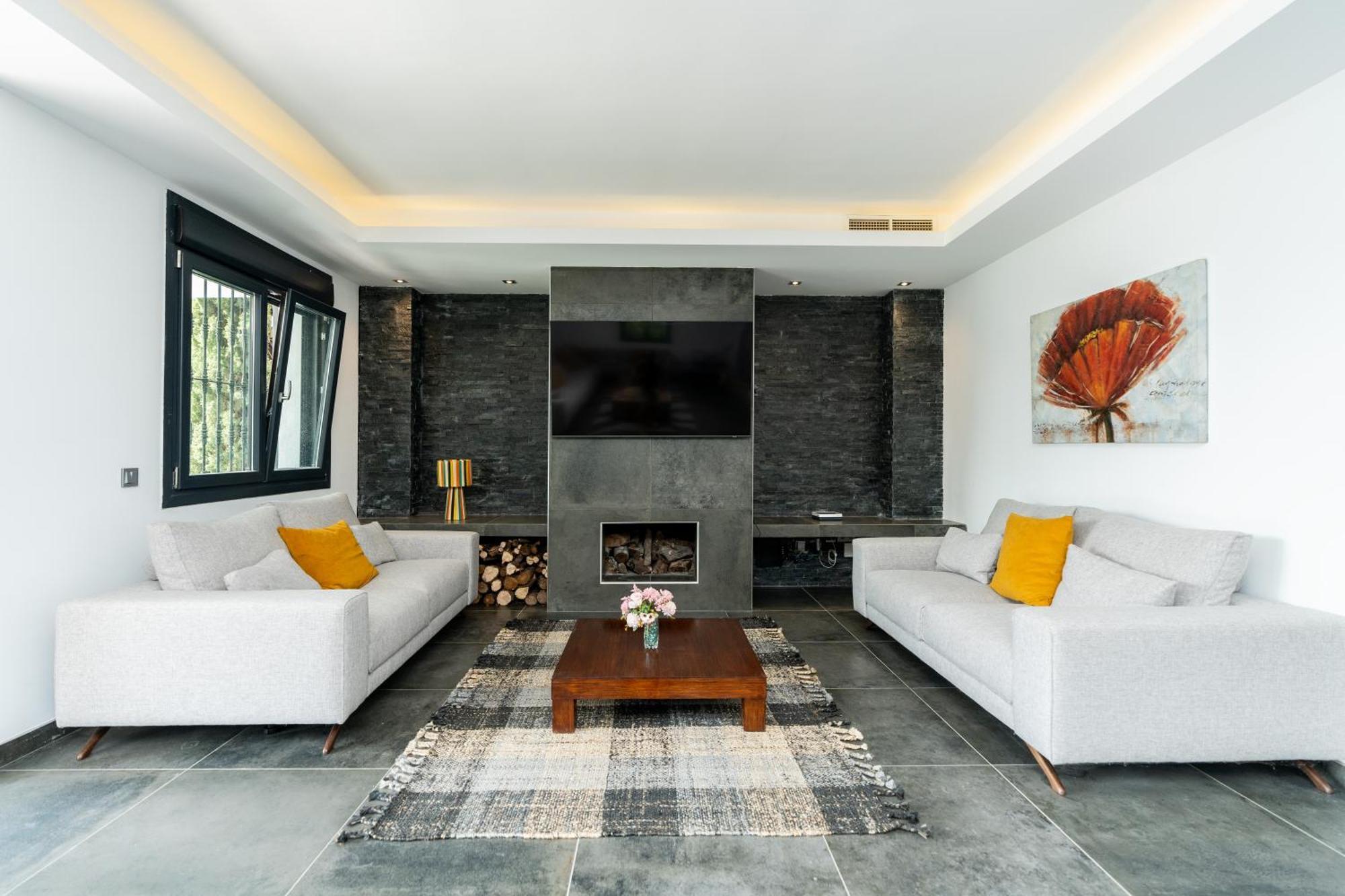 Newly Renovated 6 Bdrm Grand W Pool And Views *