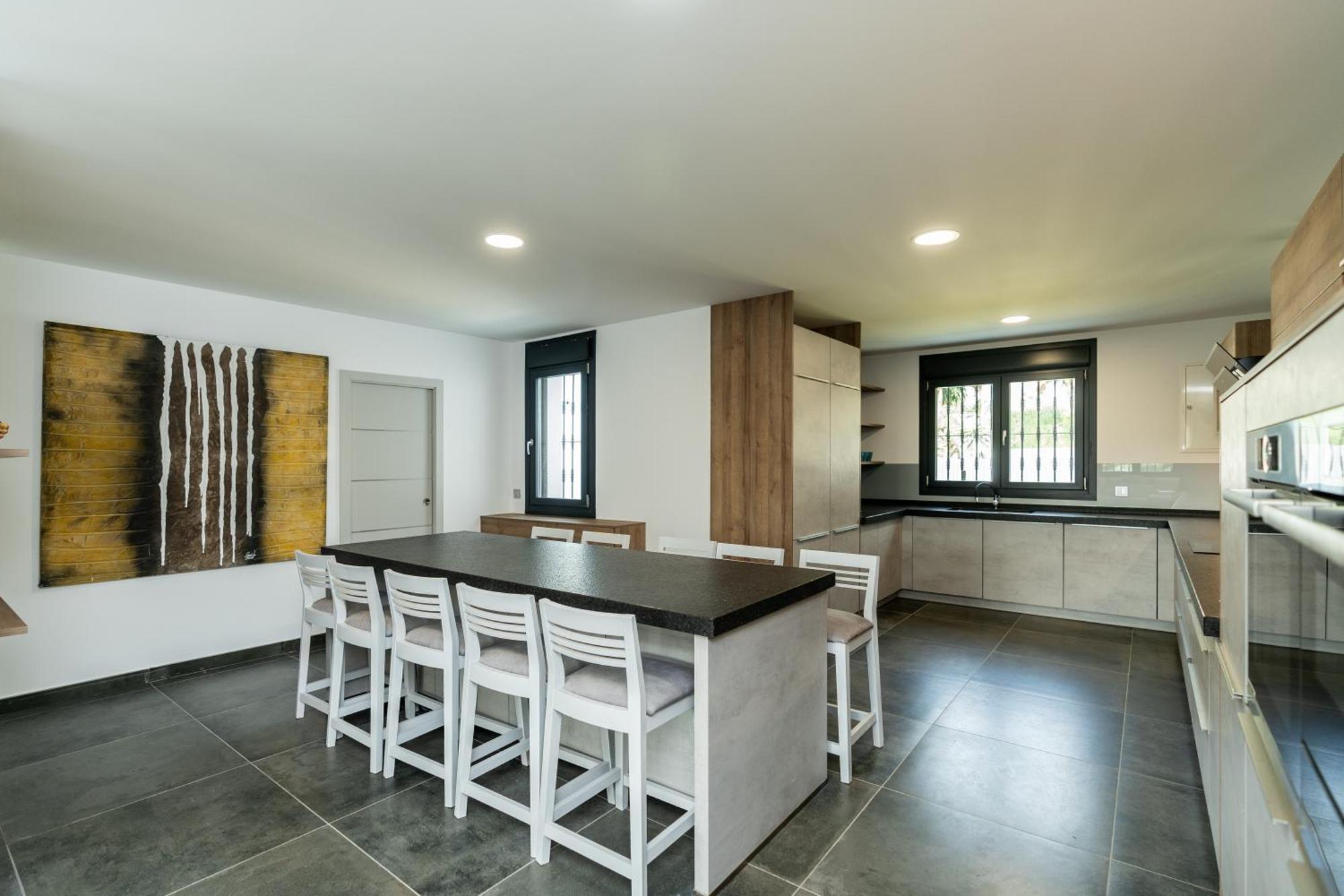 Newly Renovated 6 Bdrm Grand W Pool And Views Apartment
