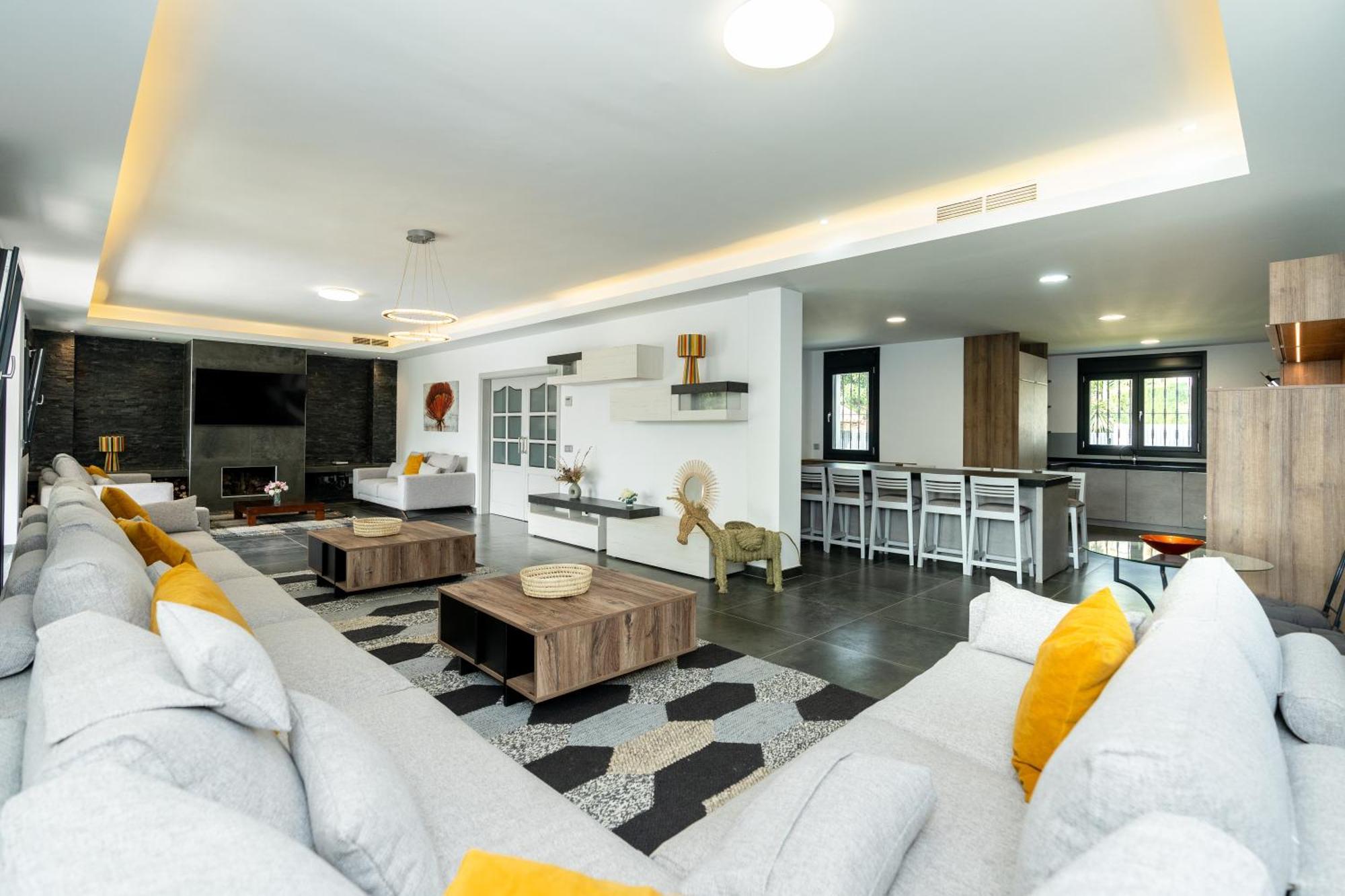 Apartment Newly Renovated 6 Bdrm Grand W Pool And Views