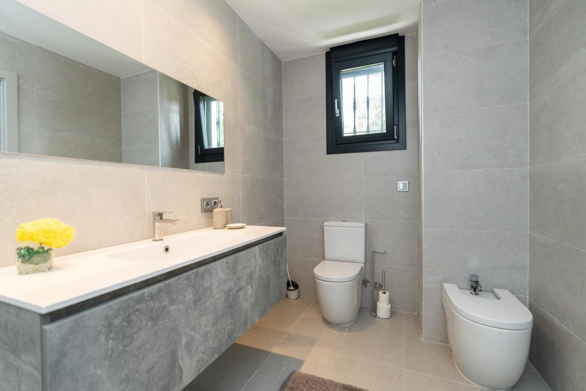 Newly Renovated 6 Bdrm Grand W Pool And Views Apartment *