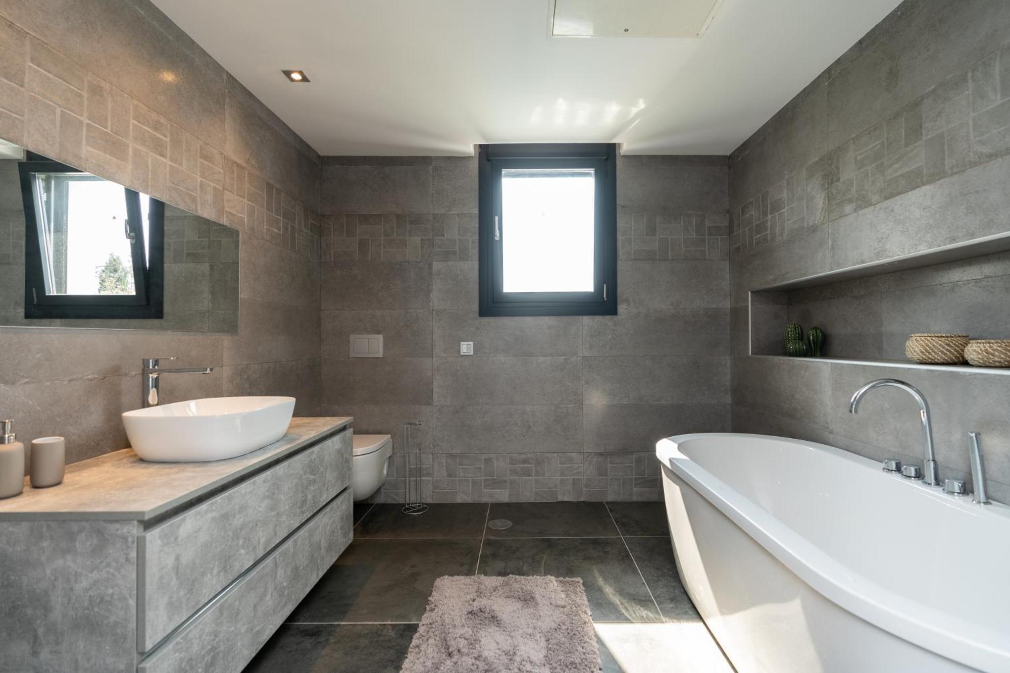Newly Renovated 6 Bdrm Grand W Pool And Views Apartment *