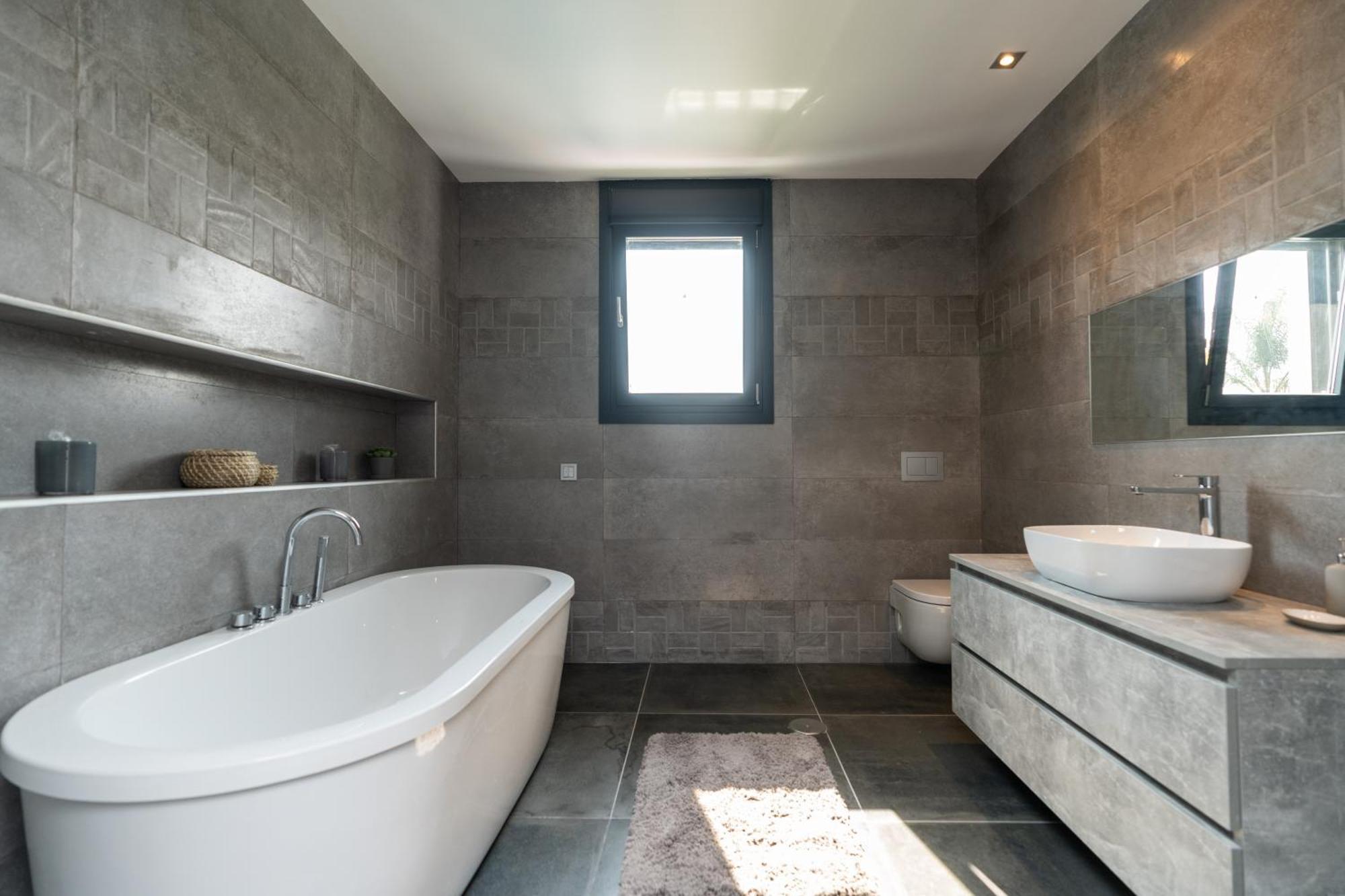 Newly Renovated 6 Bdrm Grand W Pool And Views