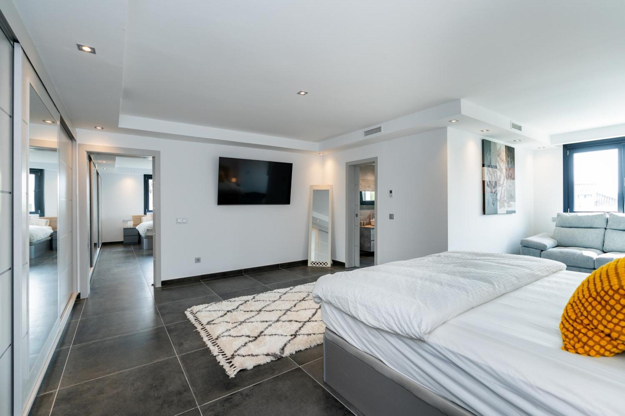 Newly Renovated 6 Bdrm Grand W Pool And Views Apartment *