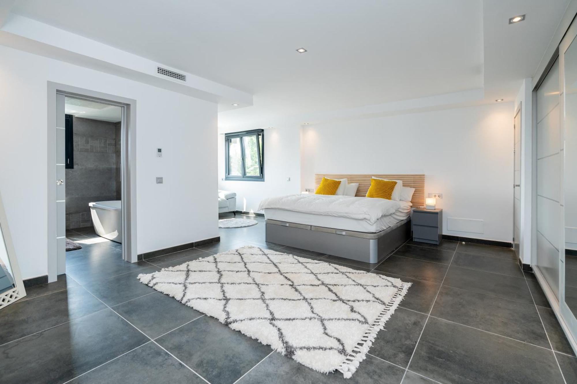 Apartment Newly Renovated 6 Bdrm Grand W Pool And Views Marbella