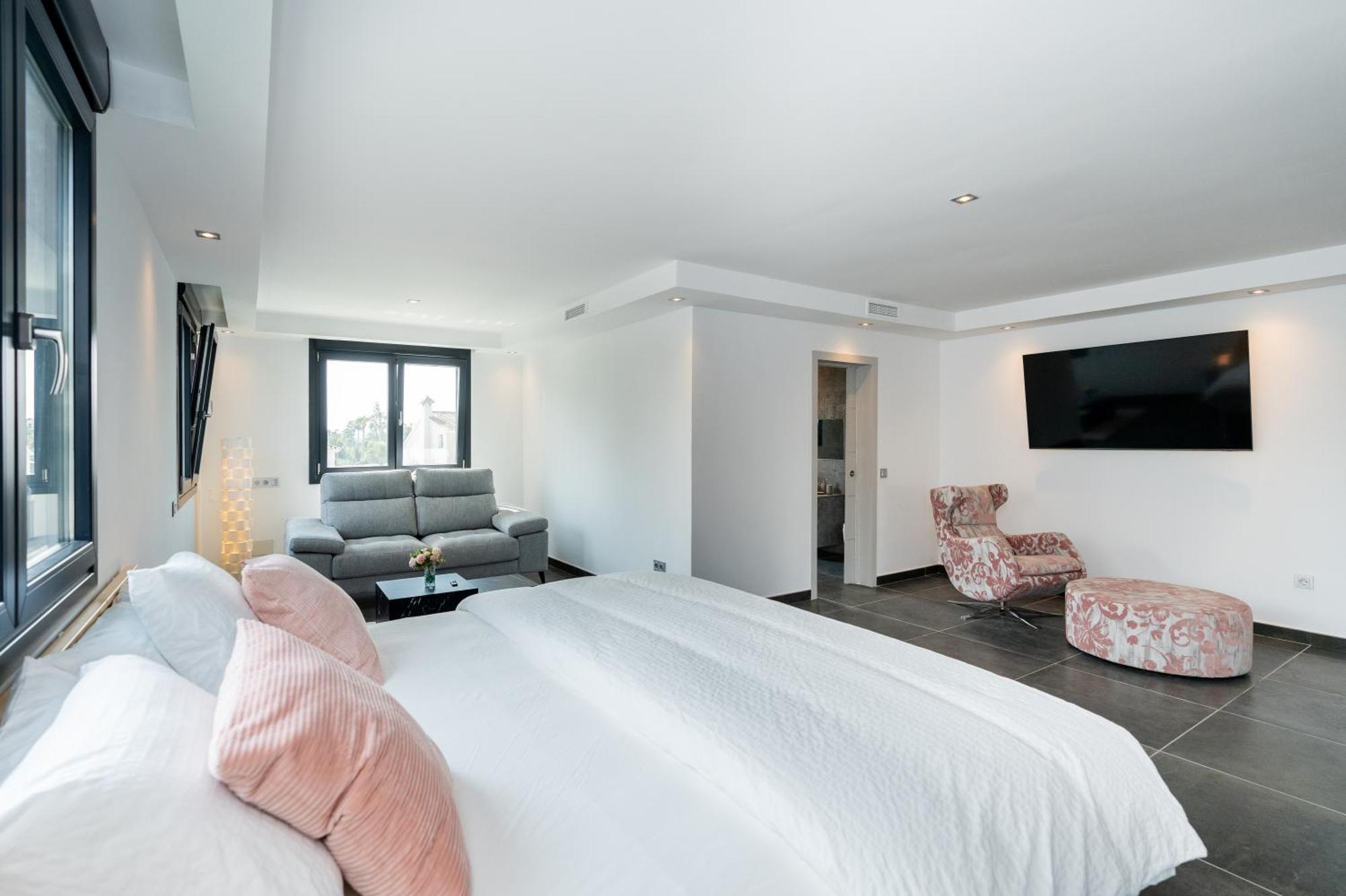 Newly Renovated 6 Bdrm Grand W Pool And Views *