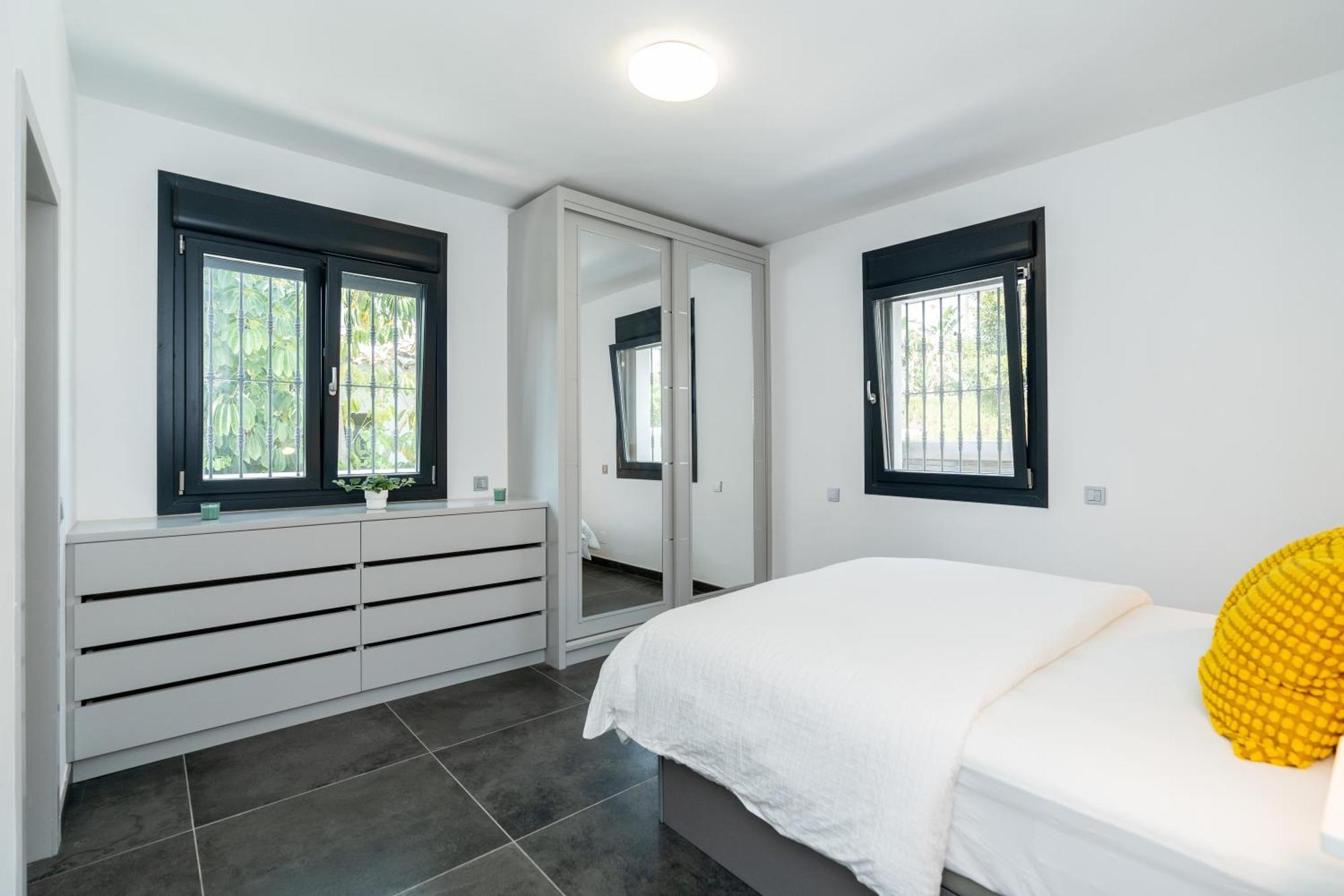 Newly Renovated 6 Bdrm Grand W Pool And Views Apartment