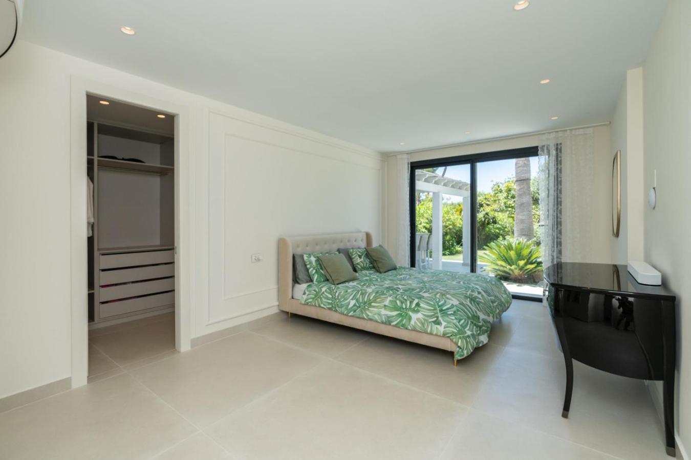 Stunning 6-bedroom In Guadalmina Baja