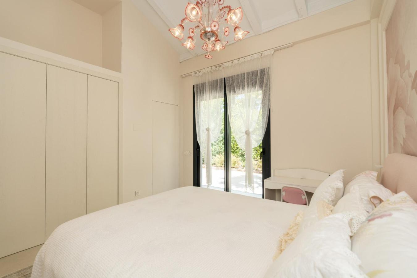 Stunning 6-bedroom In Guadalmina Baja *