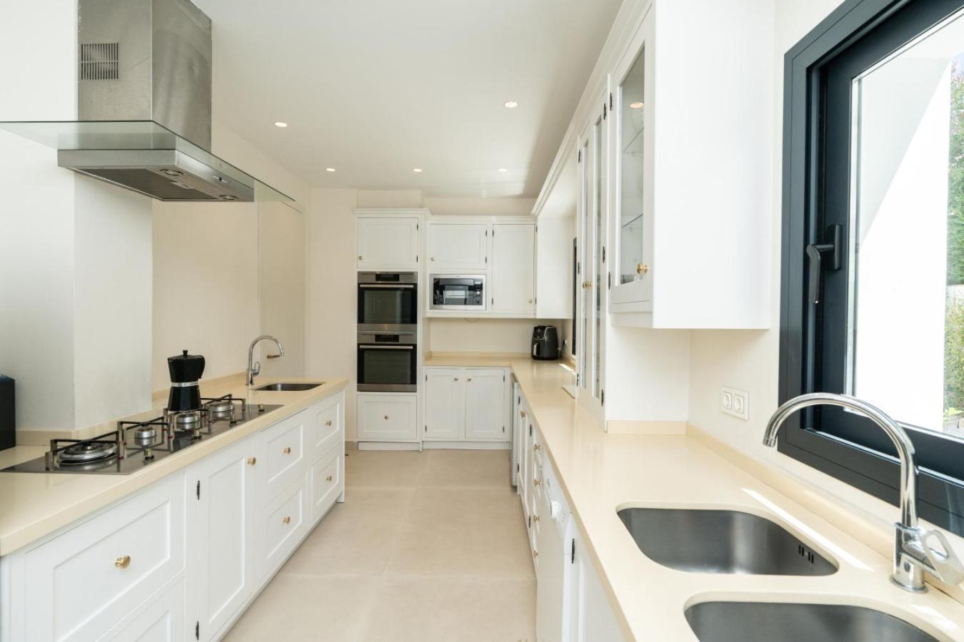 Villa Stunning 6-bedroom In Guadalmina Baja *