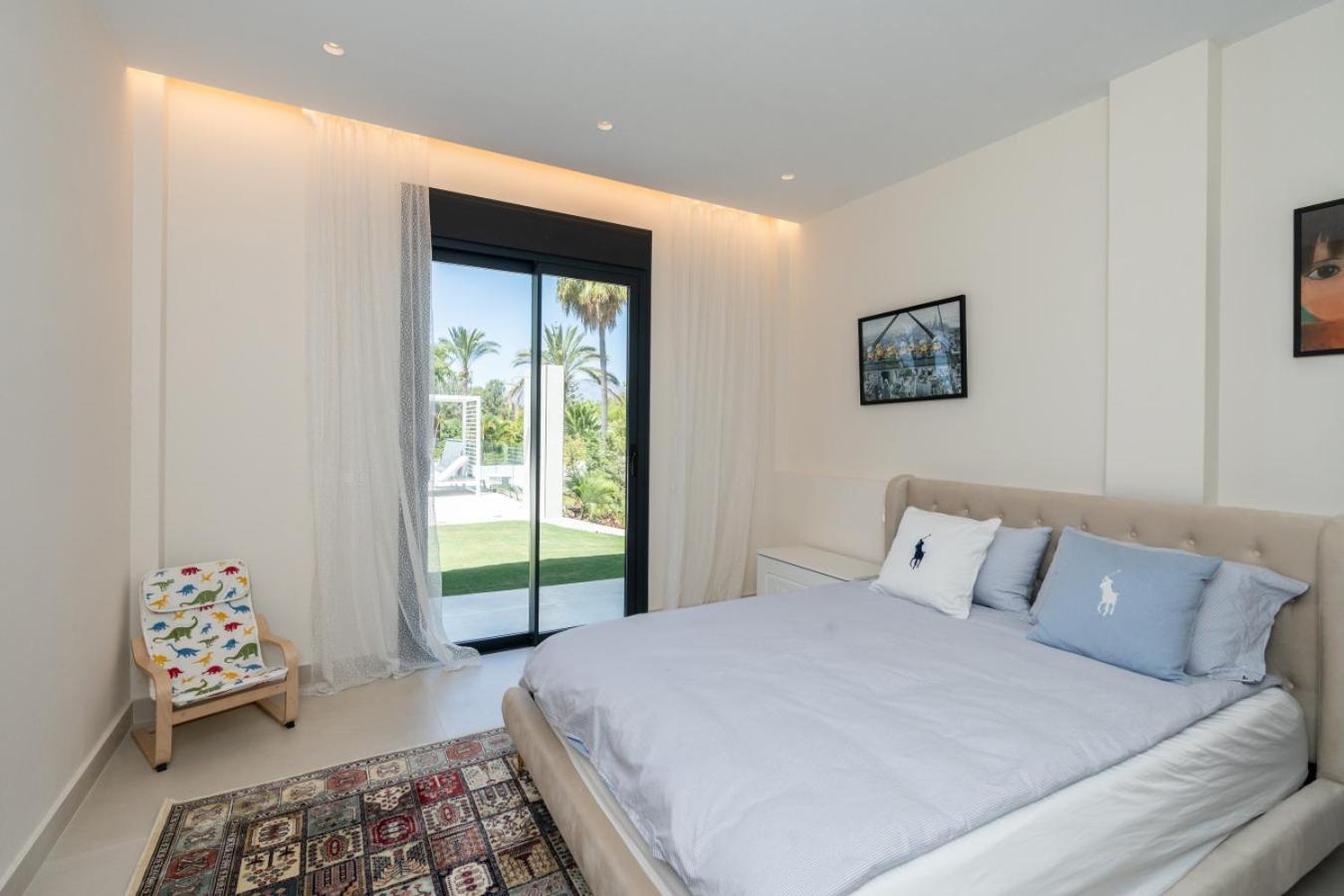 Stunning 6-bedroom In Guadalmina Baja *
