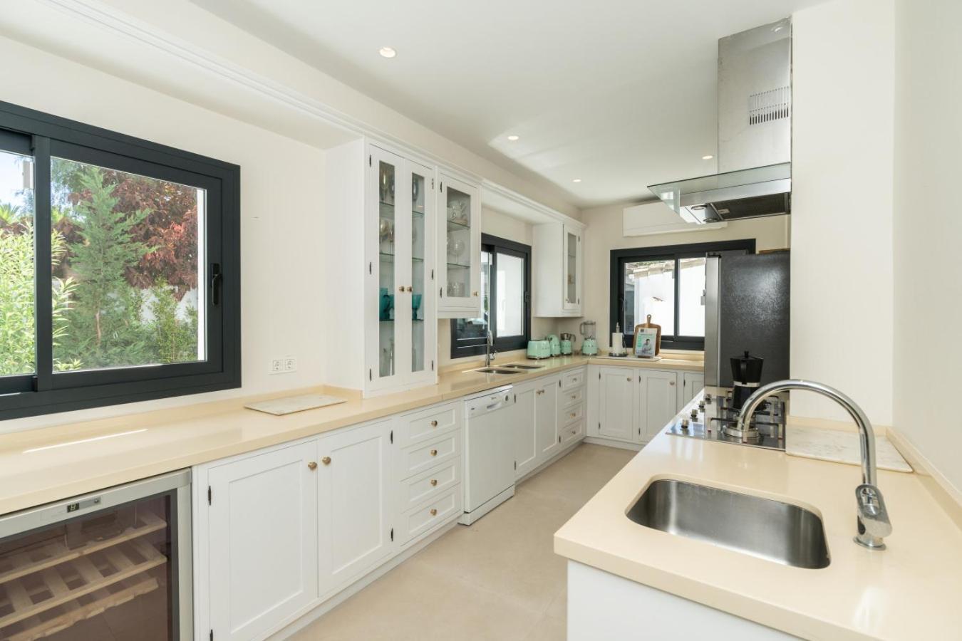Villa Stunning 6-bedroom In Guadalmina Baja *