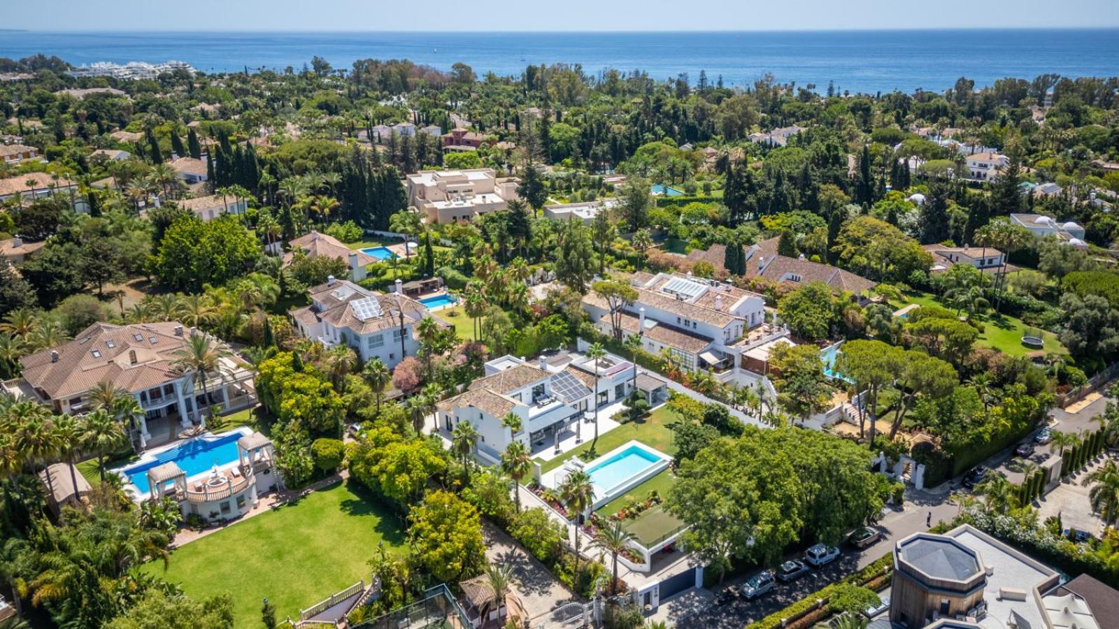 Stunning 6-bedroom In Guadalmina Baja *