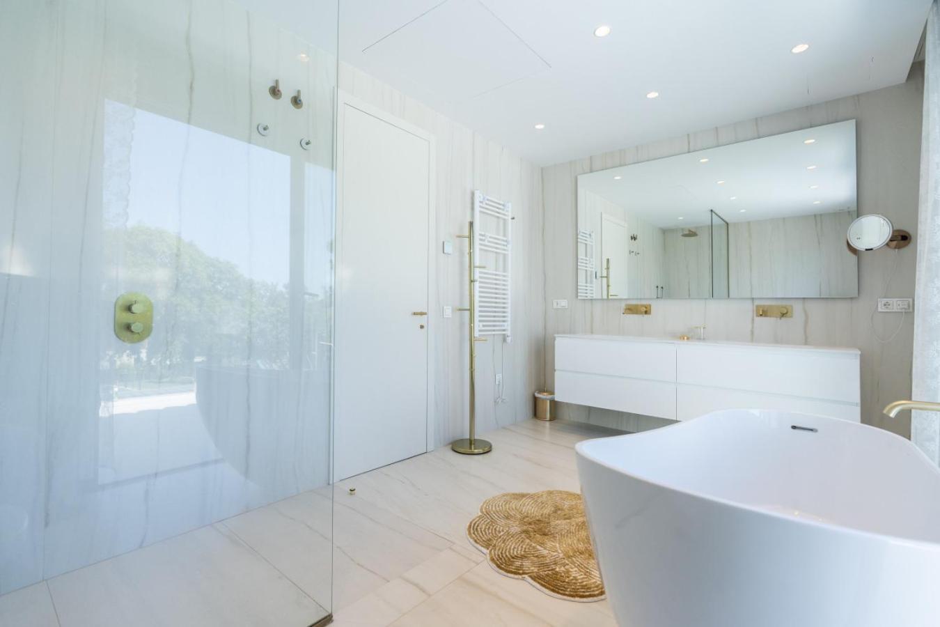 Villa Stunning 6-bedroom In Guadalmina Baja