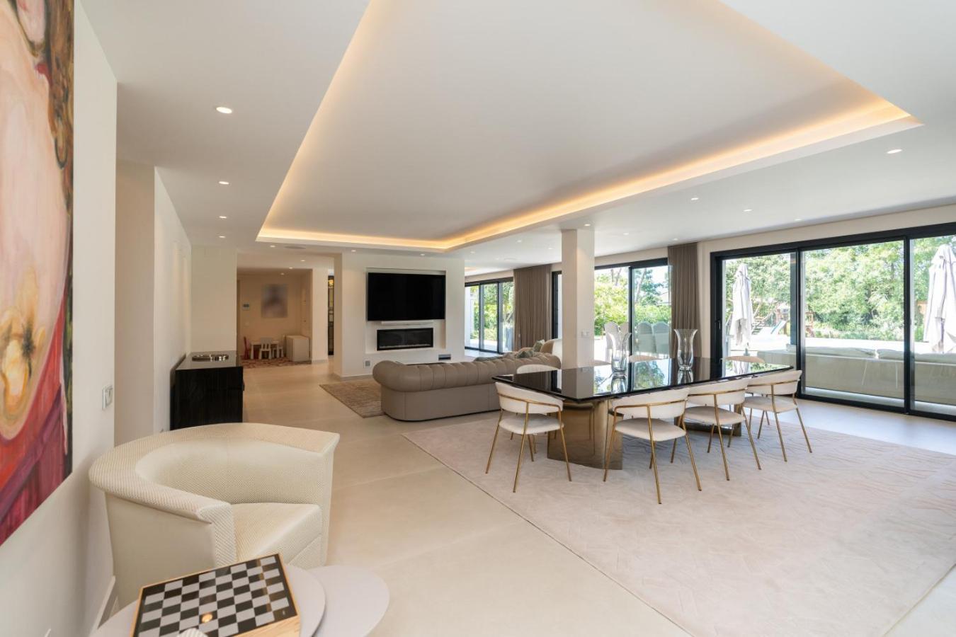 Villa Stunning 6-bedroom In Guadalmina Baja *