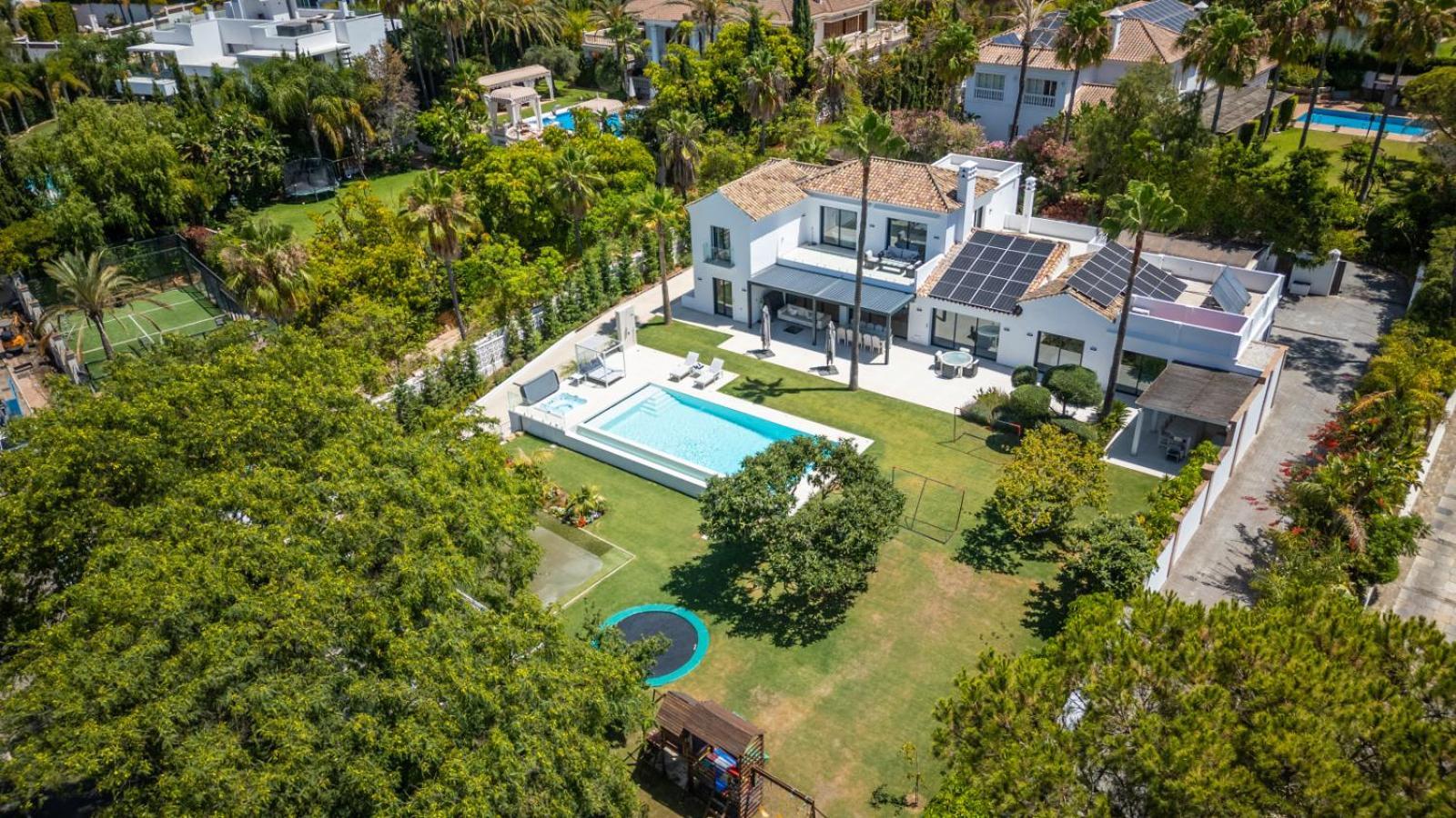 Stunning 6-bedroom In Guadalmina Baja Villa