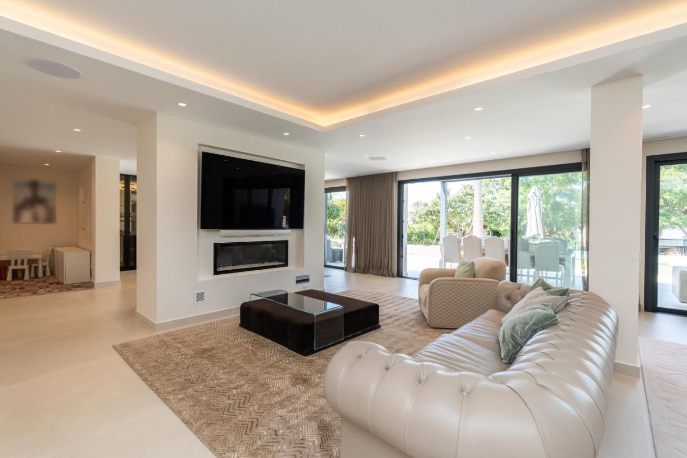 Stunning 6-bedroom In Guadalmina Baja Villa *