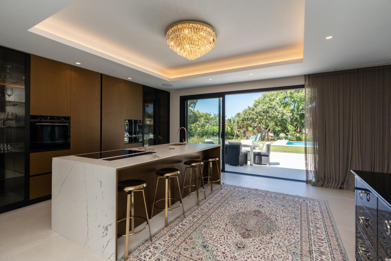 Villa Stunning 6-bedroom In Guadalmina Baja *
