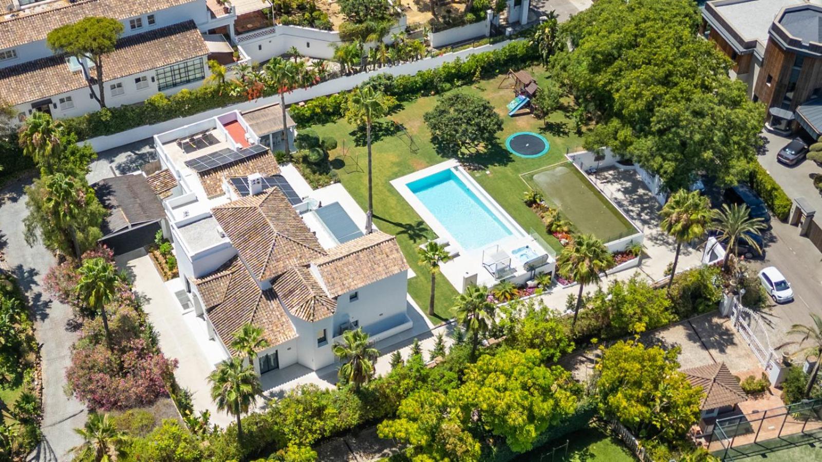 Stunning 6-bedroom In Guadalmina Baja *