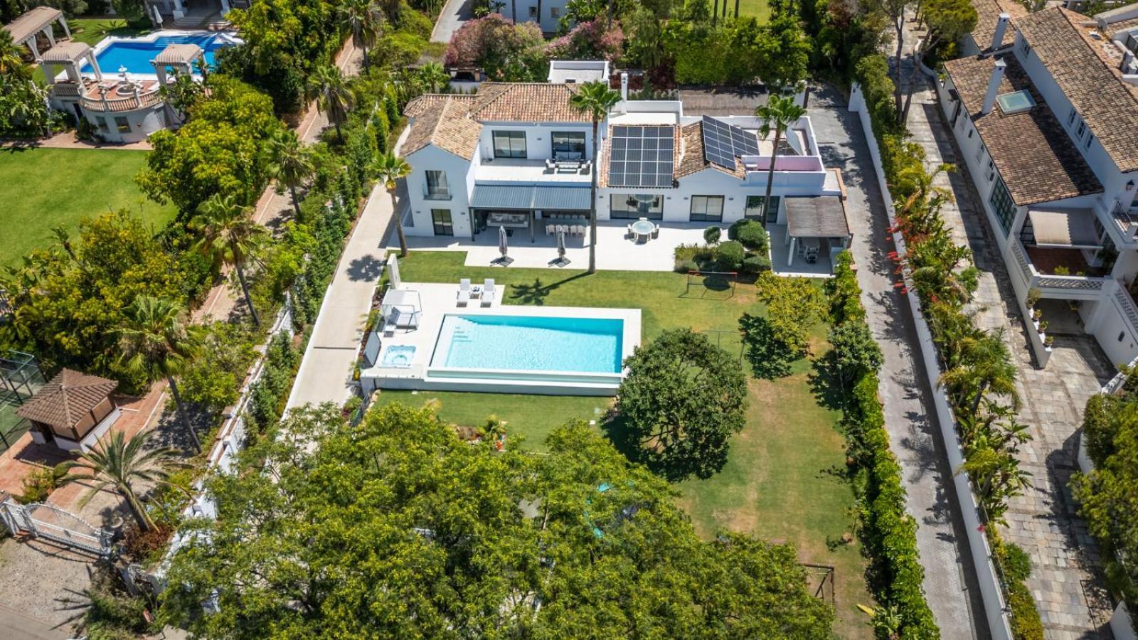 Stunning 6-bedroom In Guadalmina Baja Villa Marbella