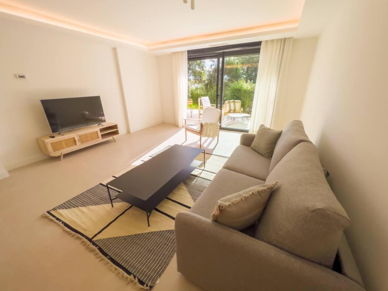 Apartamento Bajo Con Jardin En La Milla De Oro Marbella
