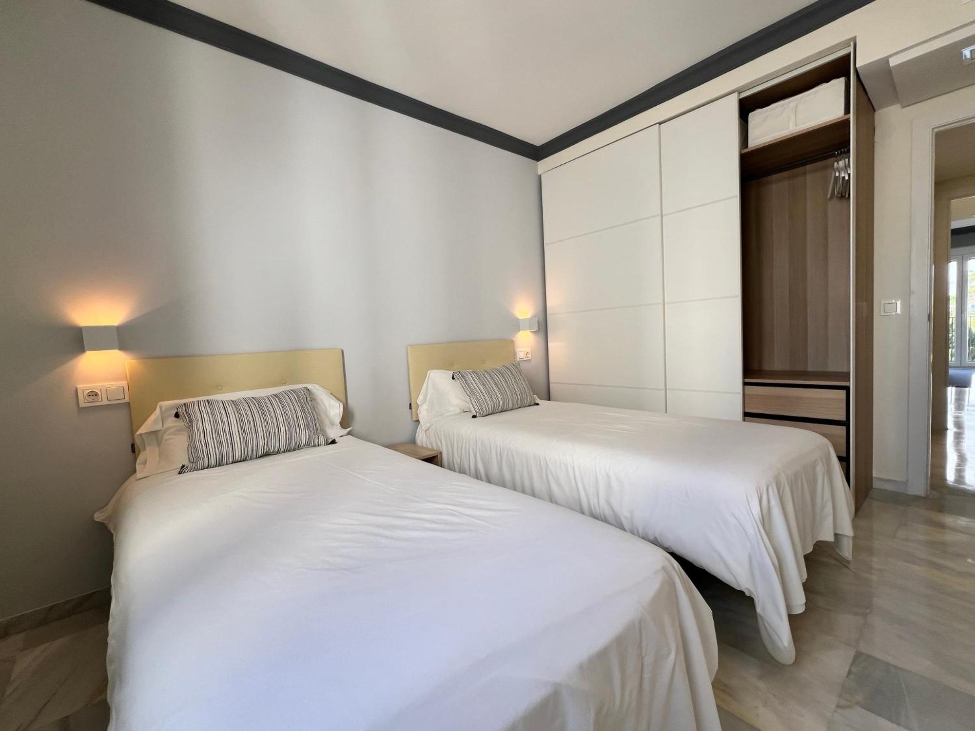 Apartamento Puerto Banus. Urb Jardines Del Puerto. For Up To 6