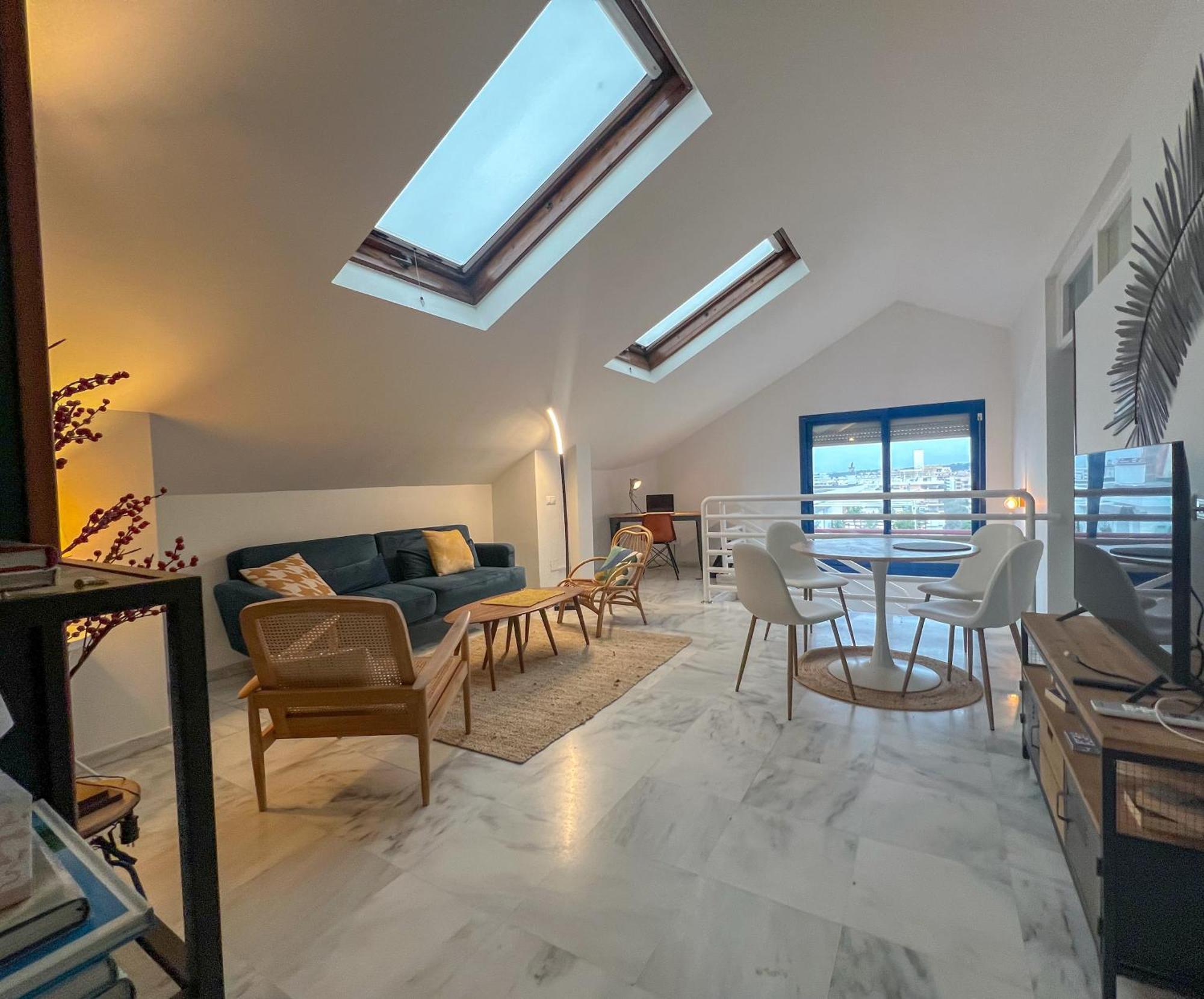 Blue Glass Penthouse In Center *
