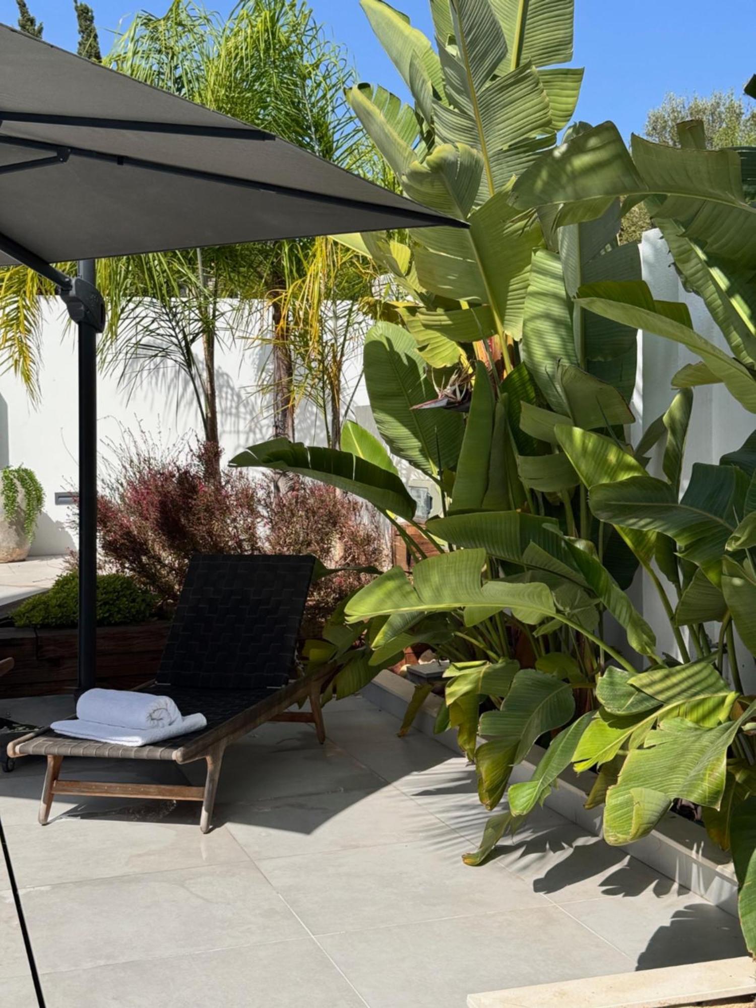 Villa Bliss - Luxury 4-bedroom With Garden, Private Pool & Jacuzzi, Marbesa Near- 5 Min To The Cabopino