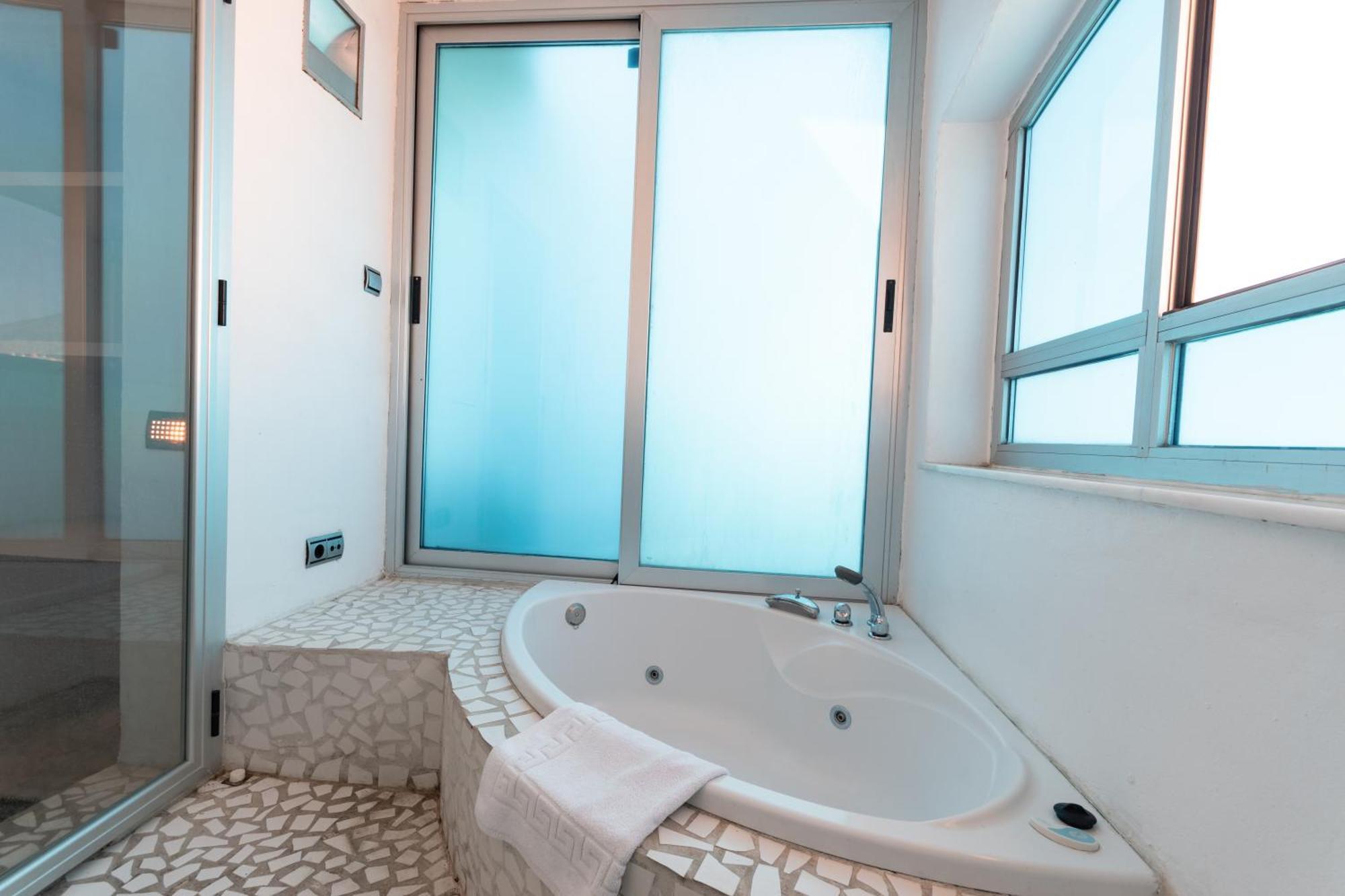Apartment Exclusive Penthouse, With Sea And Marina Views And Private Parking, In The Heart Of Puerto Banus