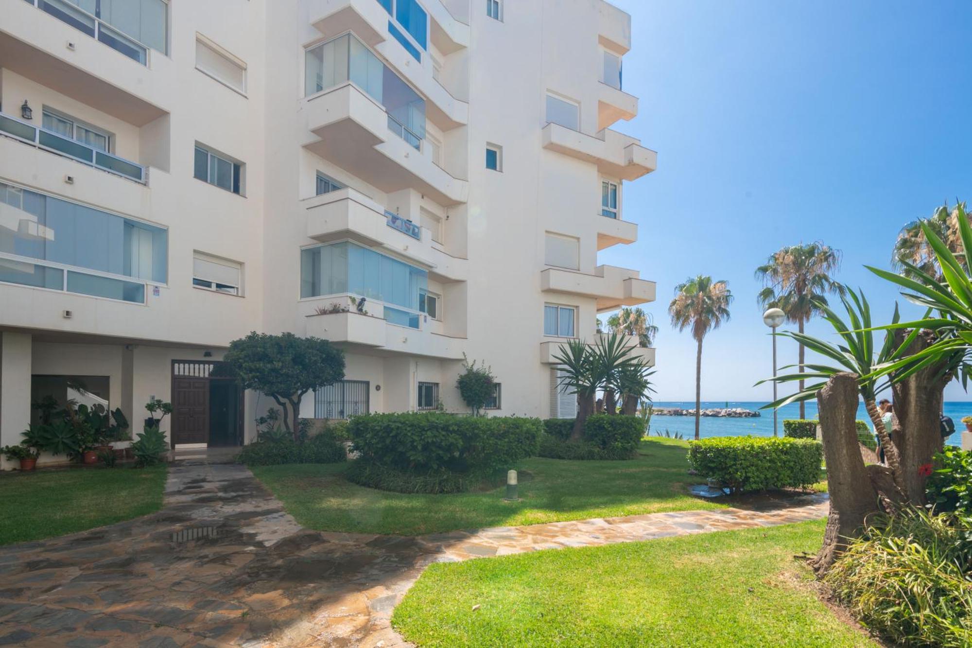 In Front Of Sea & Center Apartment *