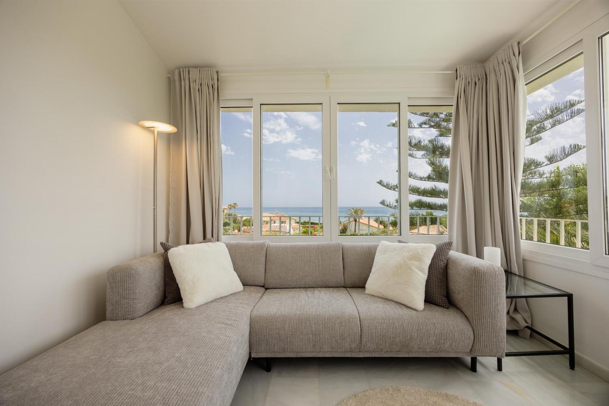 Oceano - A Beachfront Retreat With Heated Pool And Jacuzzi In Costabellla, Holiday home