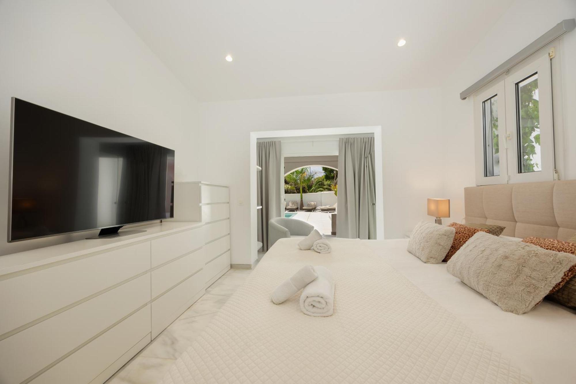 Holiday home Oceano - A Beachfront Retreat With Heated Pool And Jacuzzi In Costabellla, Marbella
