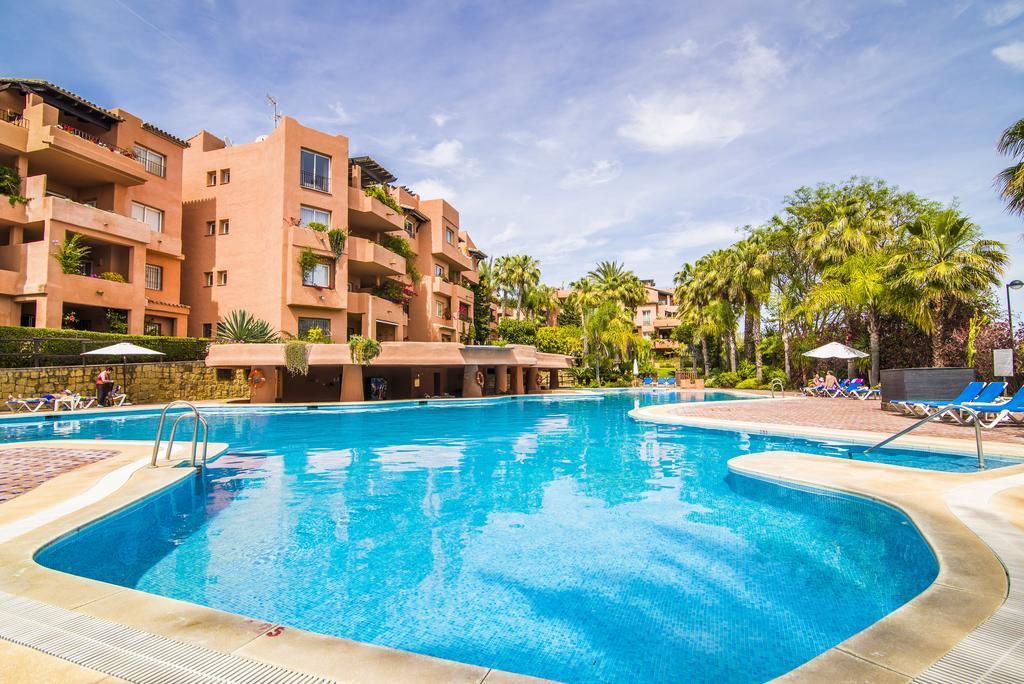 Golden Mile Oasis: Beachfront Family Haven At Puente Apartment