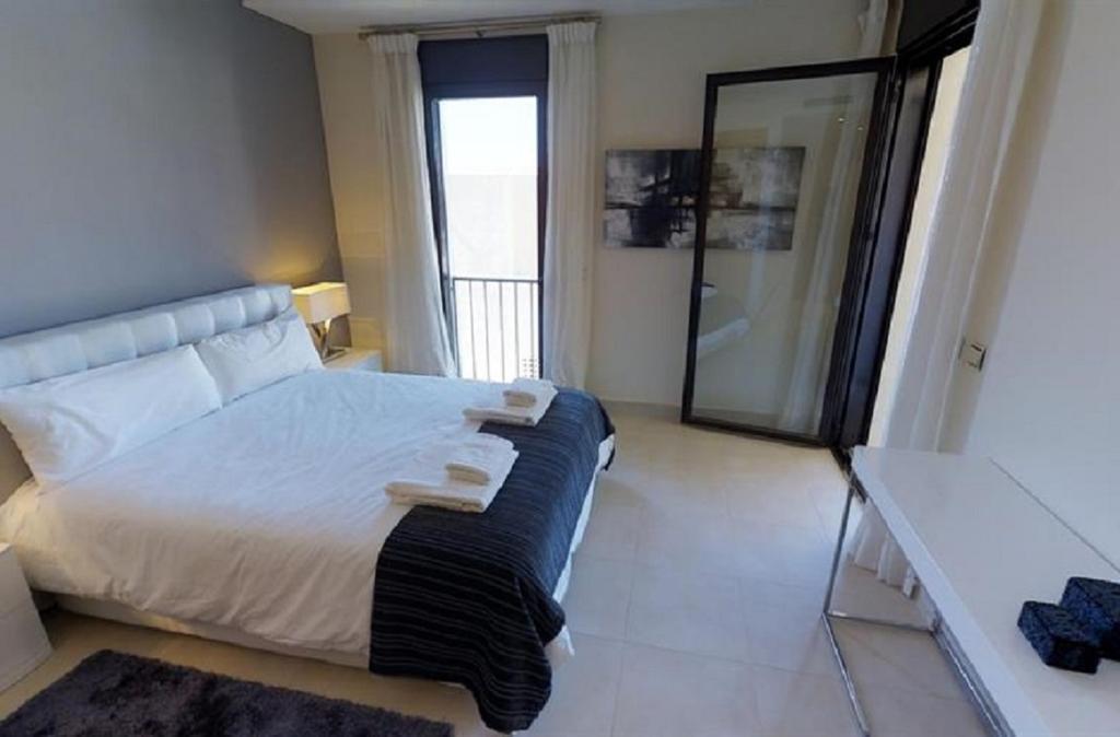 Luxurious With Area Apartment