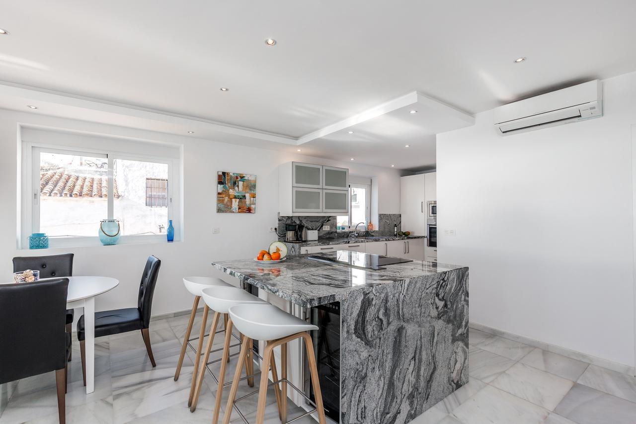 Front Line Penthouse Puerto Banus With Sea Views Apartment *