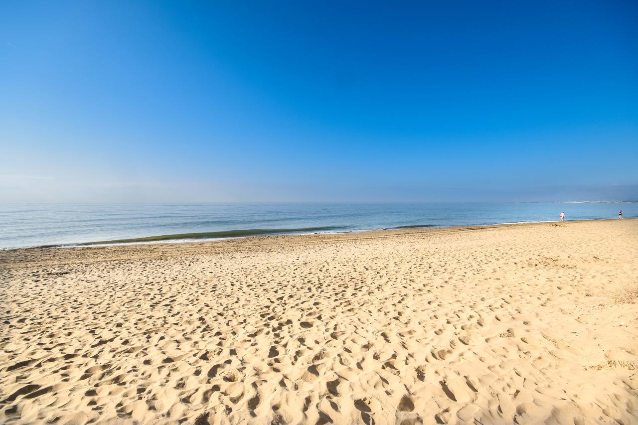 In The Second Line, Modern Beachfront In Costabella, Vakantiehuis