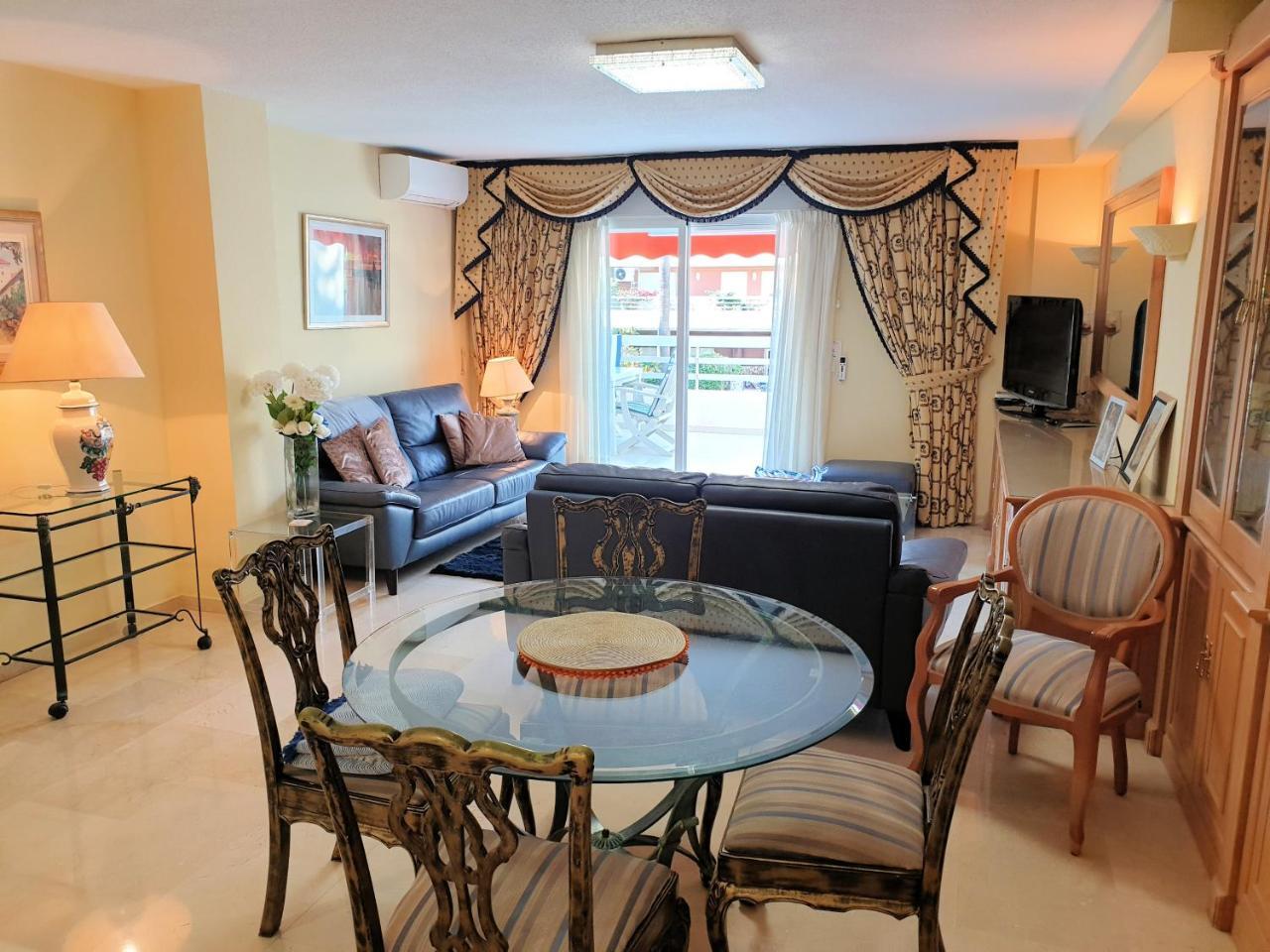 Spacious 3 Bedroom 2nd Line Center * Marbella