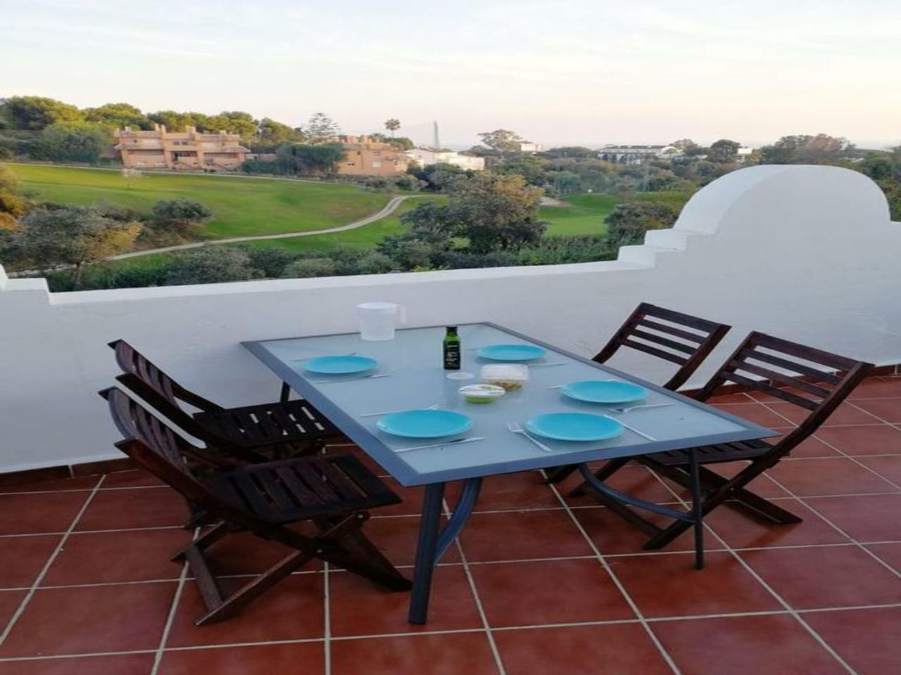 Sunny And Spacious With Own Entrance To Pool