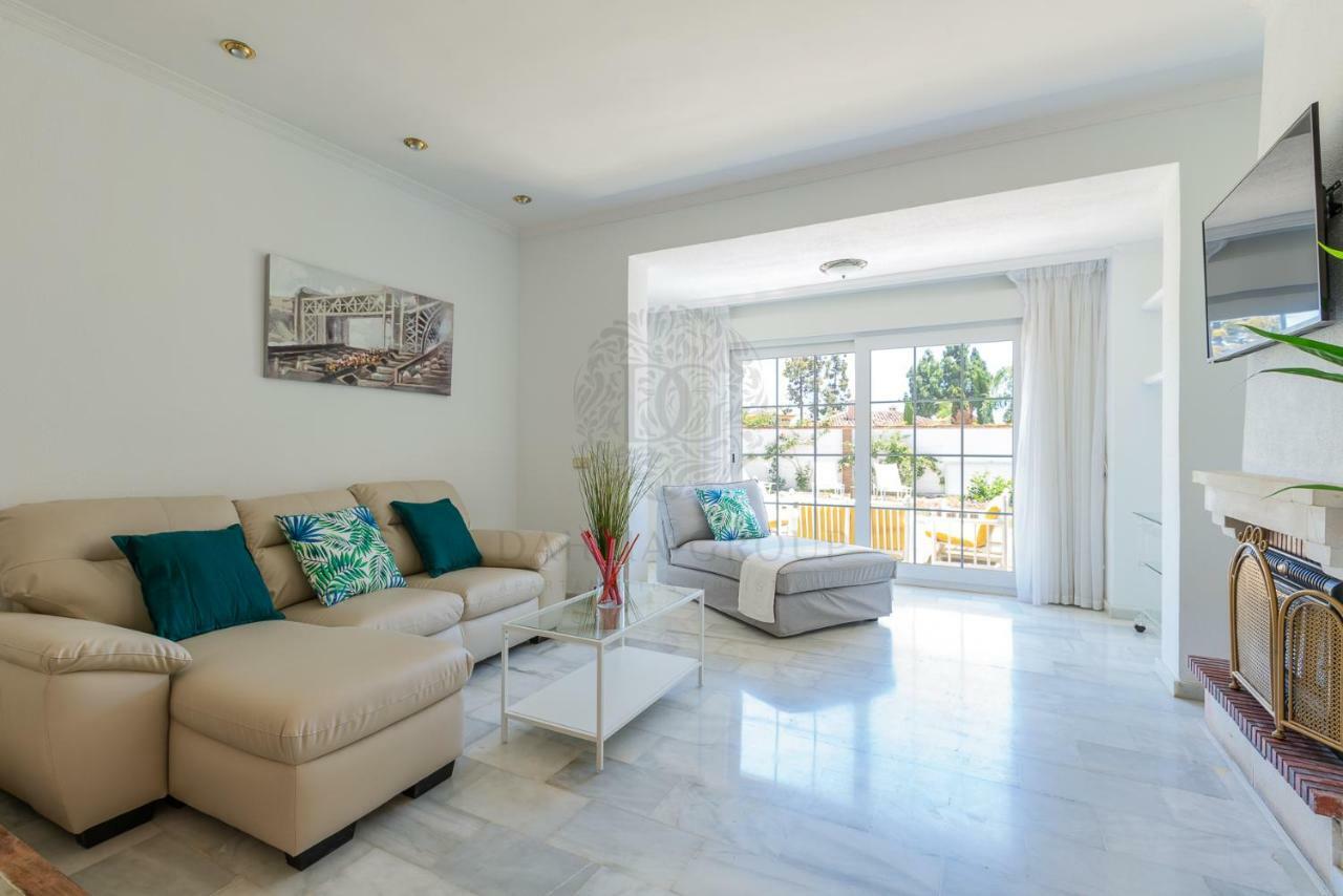 Center By Dahlia Group