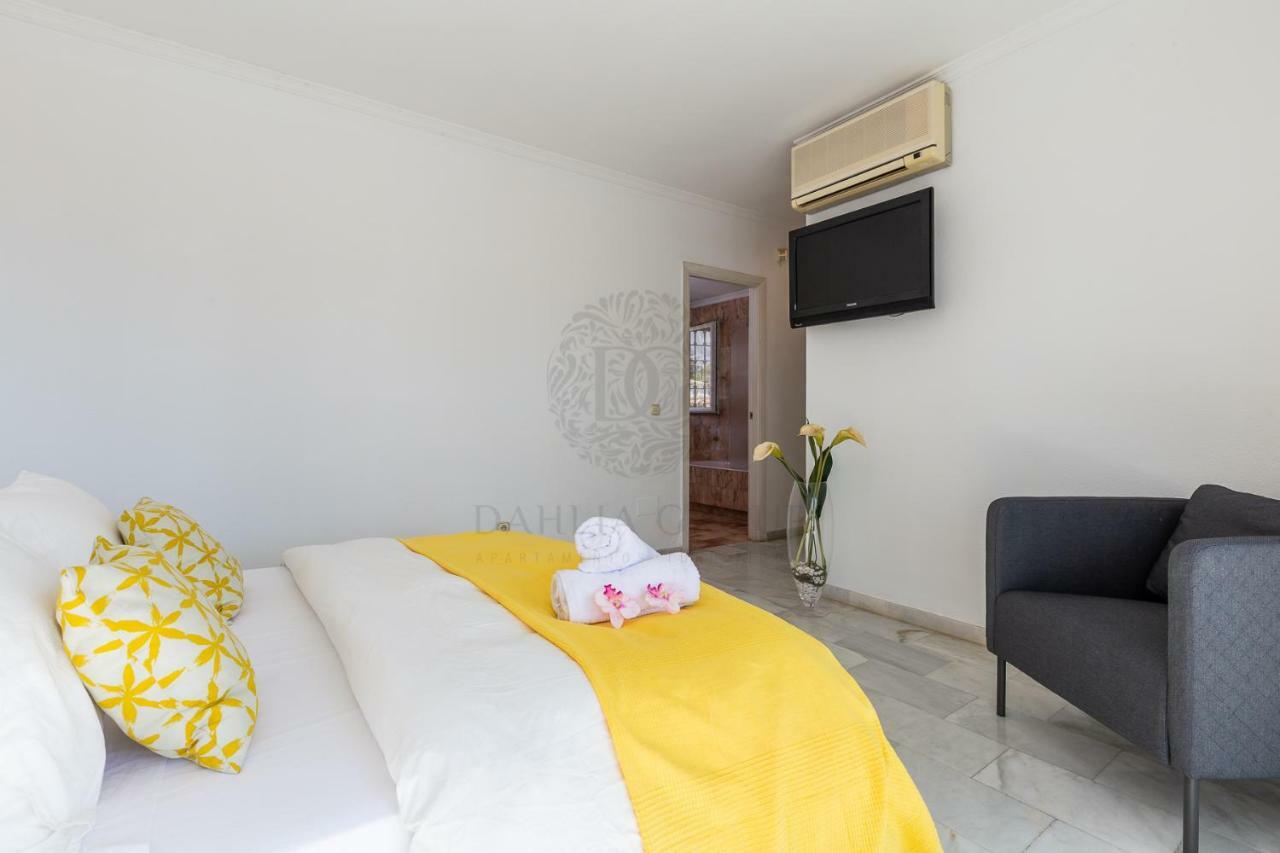 Center By Dahlia Group *