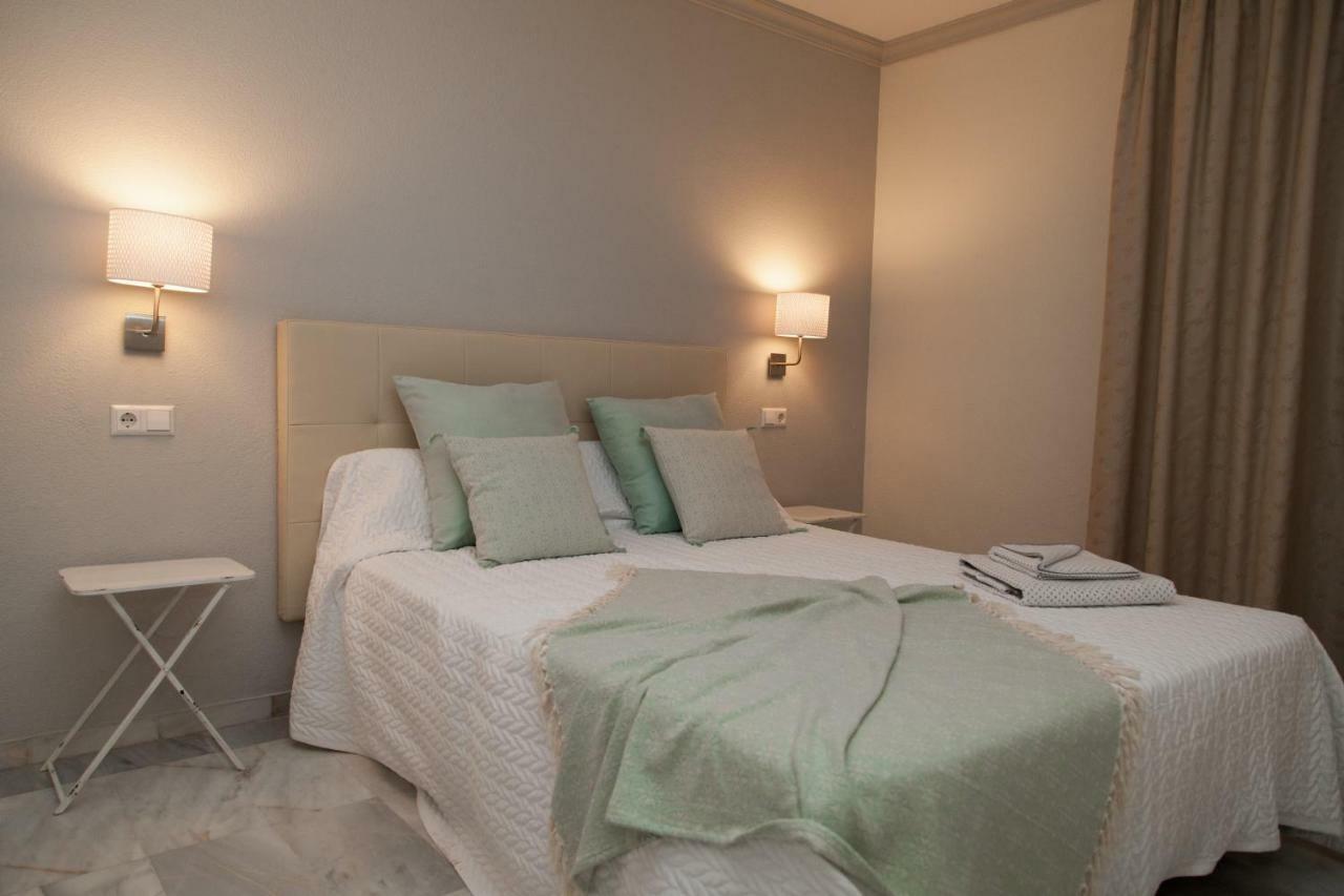 Puerto Banus. Urb Jardines Del Puerto. For Up To 6 *